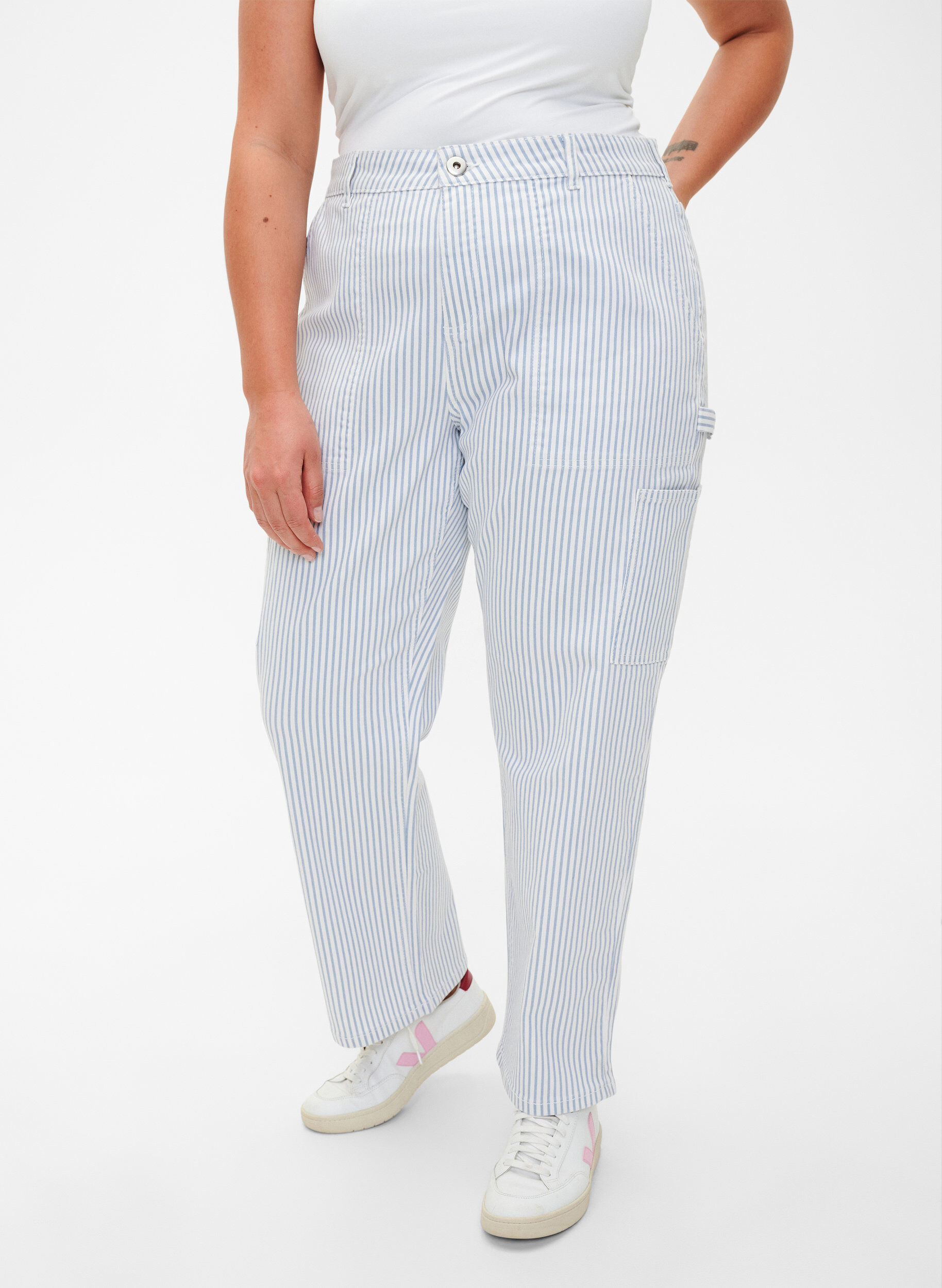 Zizzi Jean cargo &agrave; rayures avec une coupe droite, Blue White Stripe, Model image number 2
