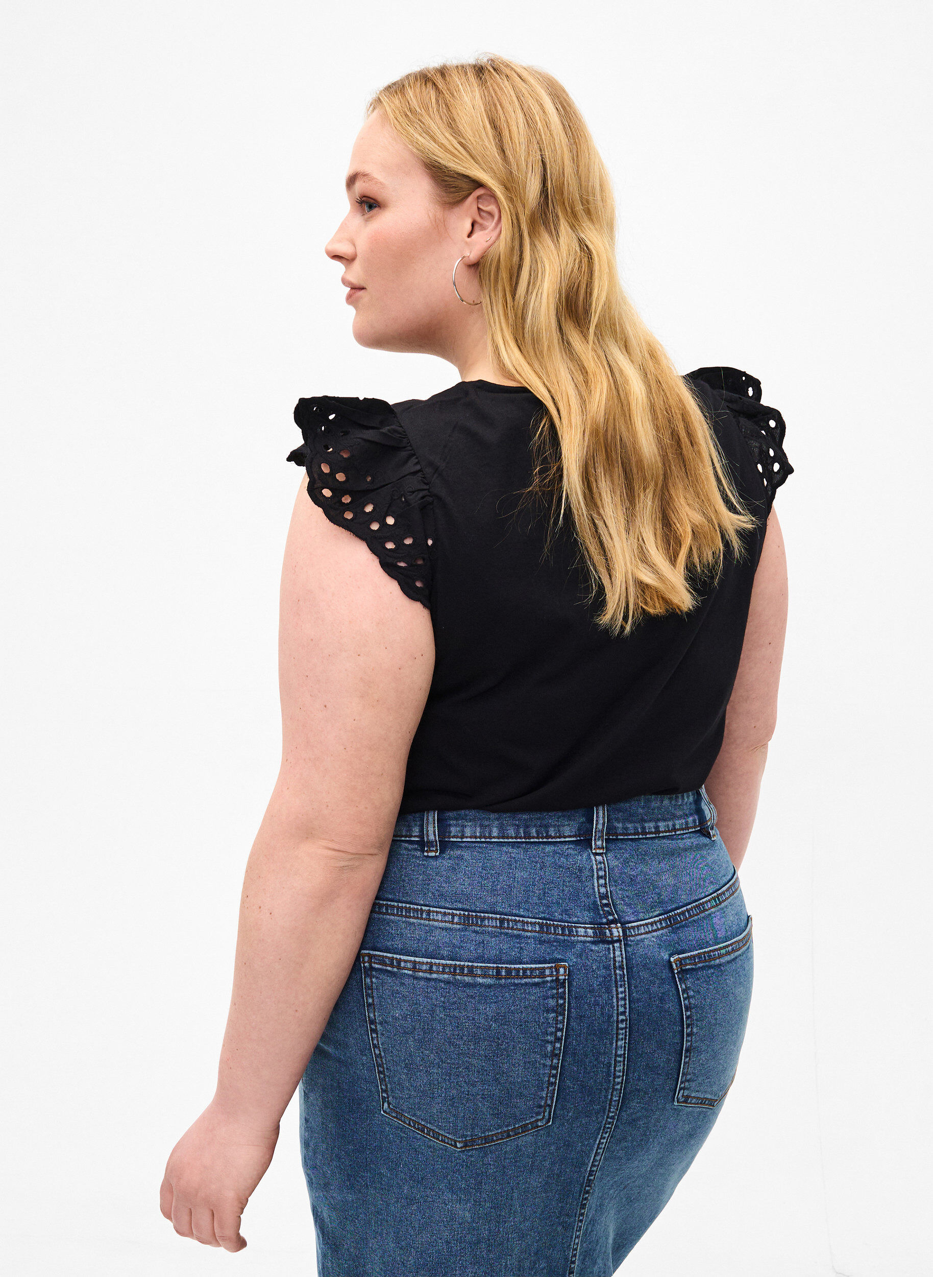 Zizzi T-shirt en coton biologique avec broderie anglaise, Black, Model image number 1