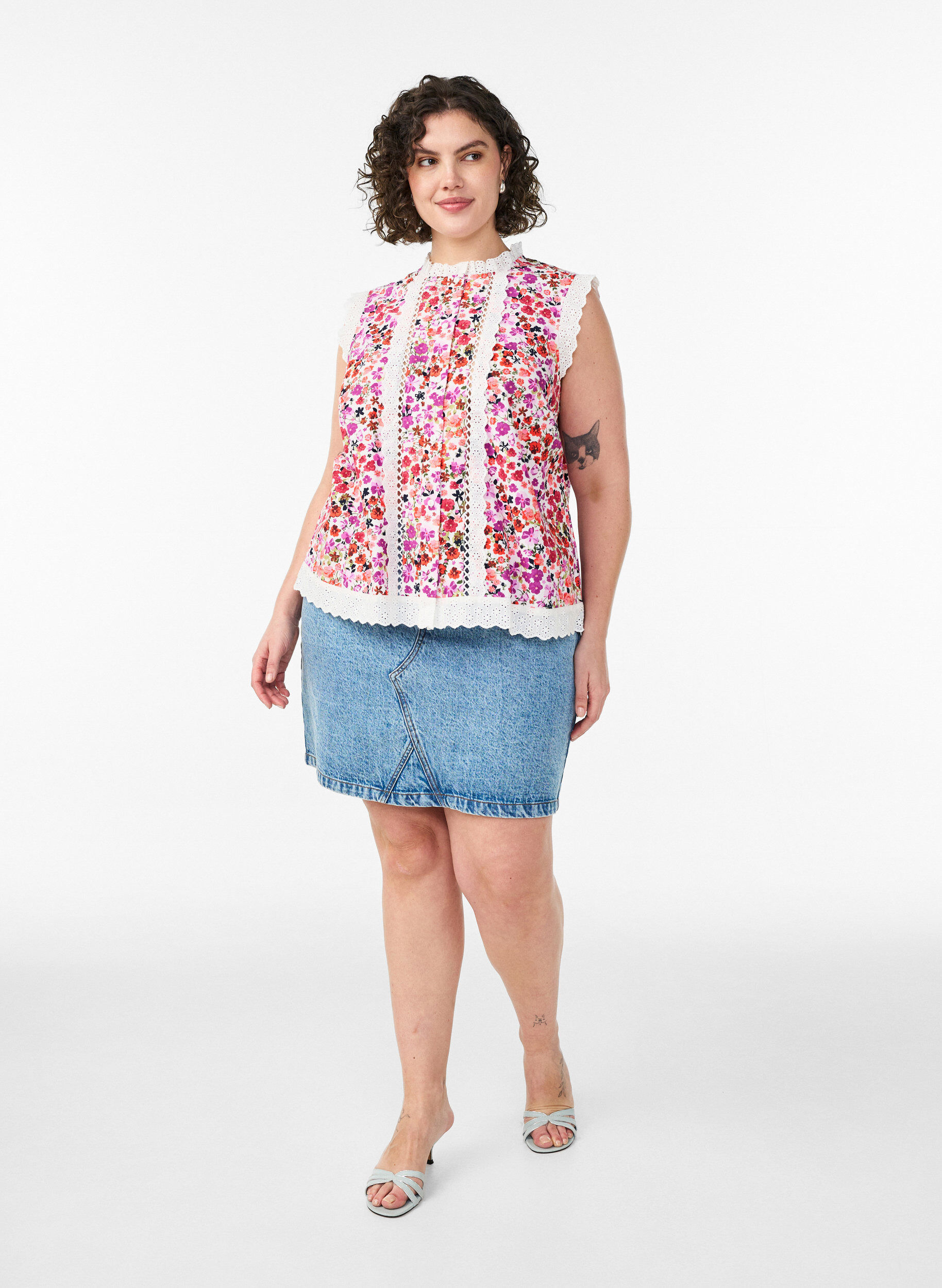 Zizzi Blouse sans manches en coton avec imprim&eacute; floral et broderie anglaise, Rose, Model image number 1