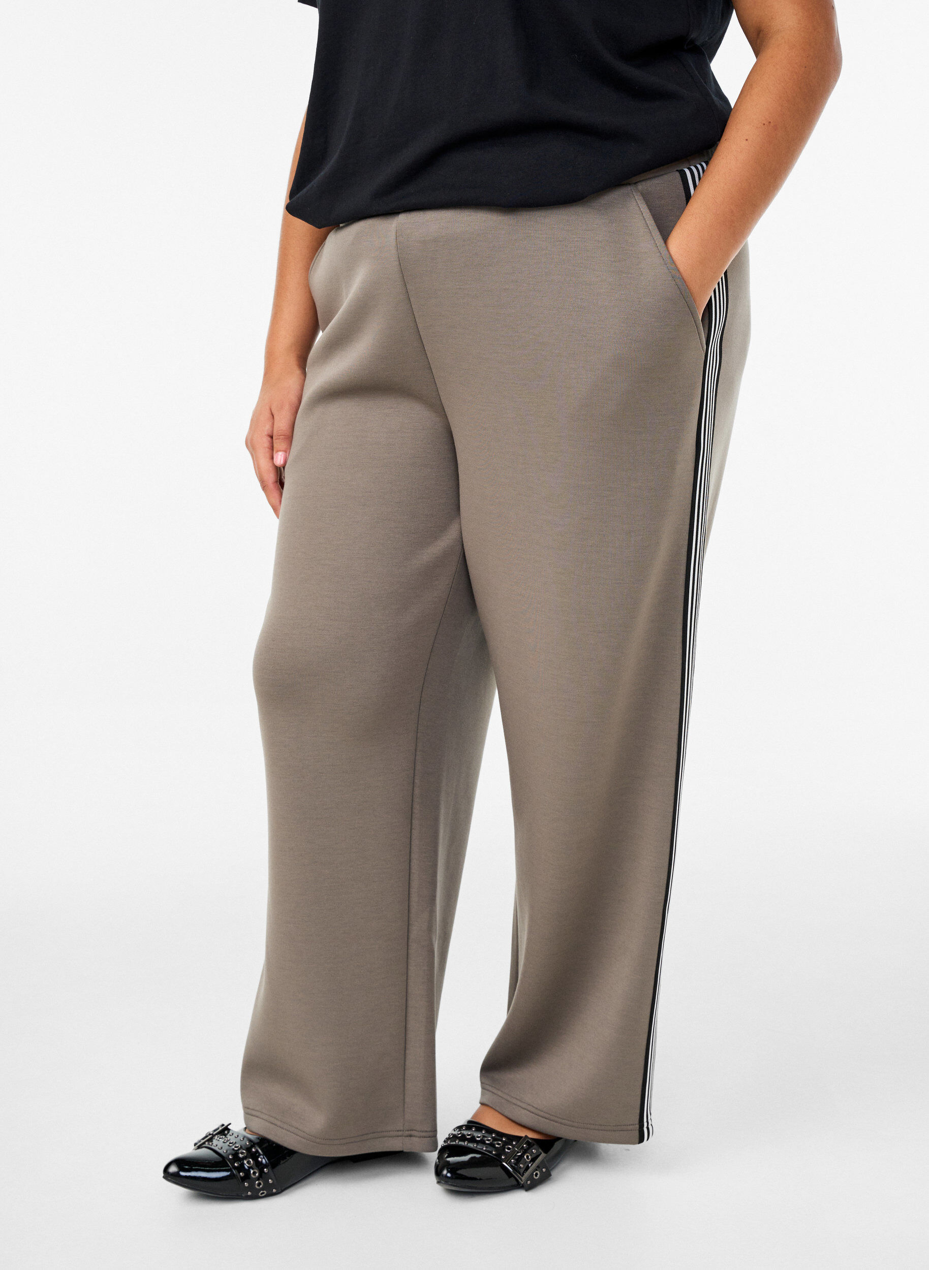 Zizzi Pantalon avec bandes lat&eacute;rales, Beige, Model image number 2