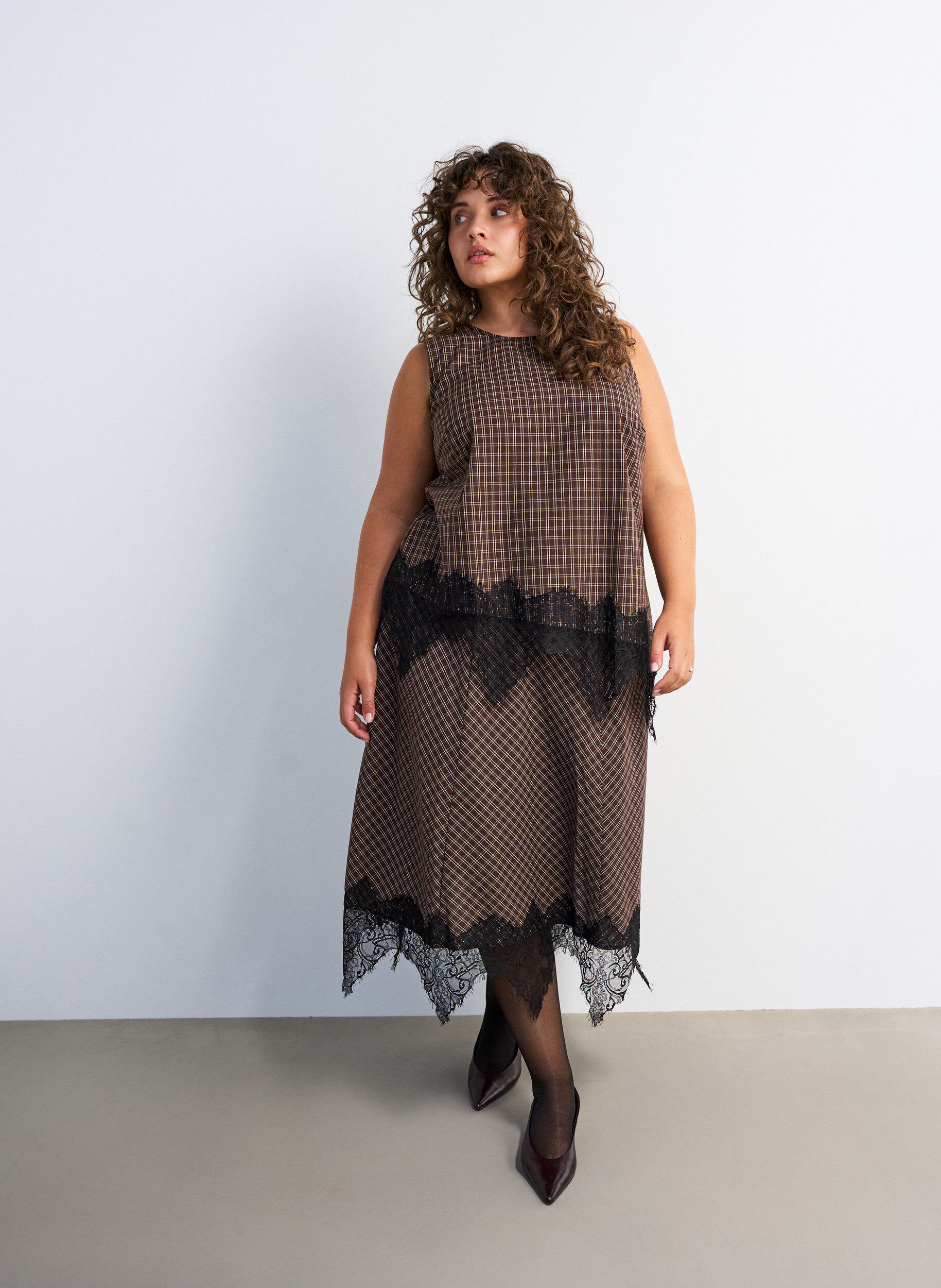 Jupe midi &agrave; carreaux avec bordure en dentelle, Marron, Model