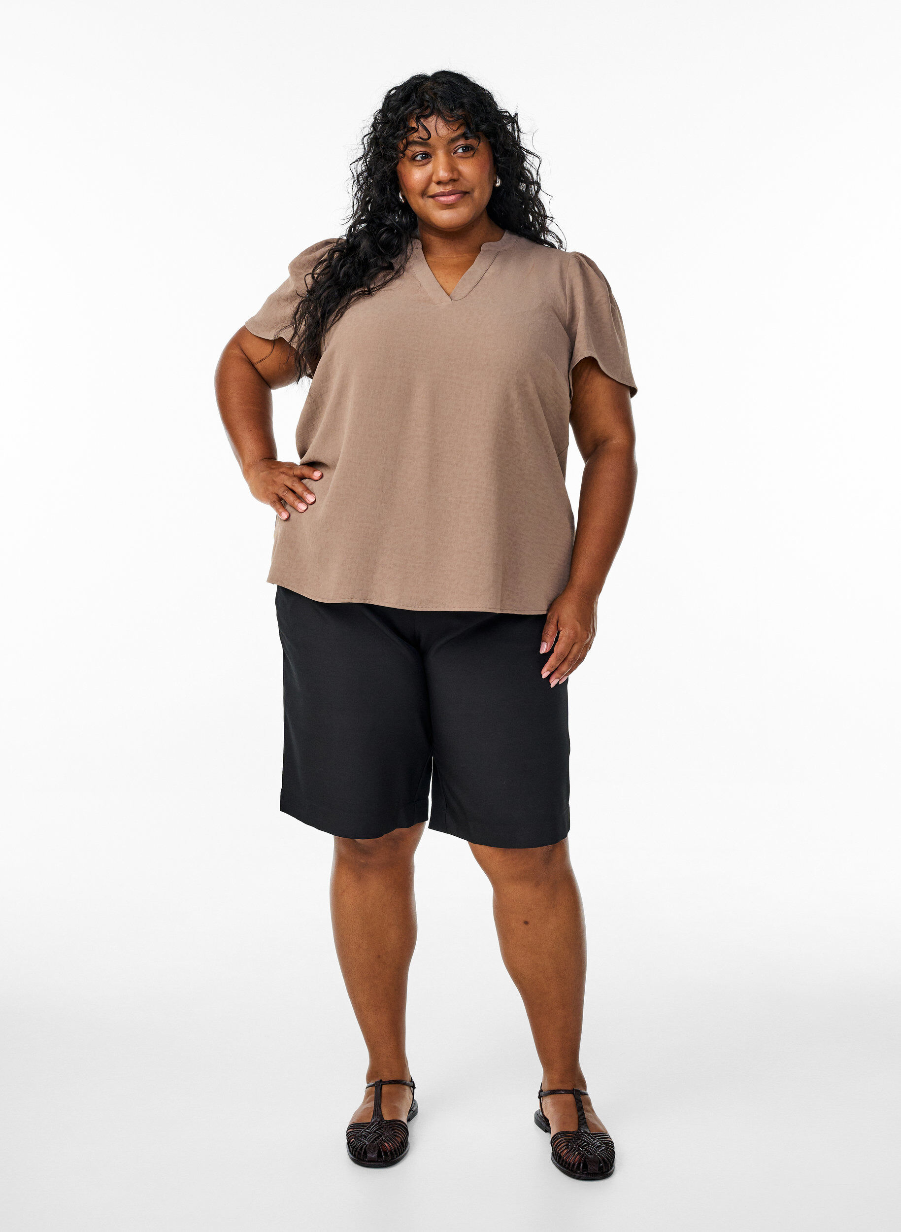 Zizzi Chemisier &agrave; manches courtes &agrave; volants et col en V, Marron, Model image number 1