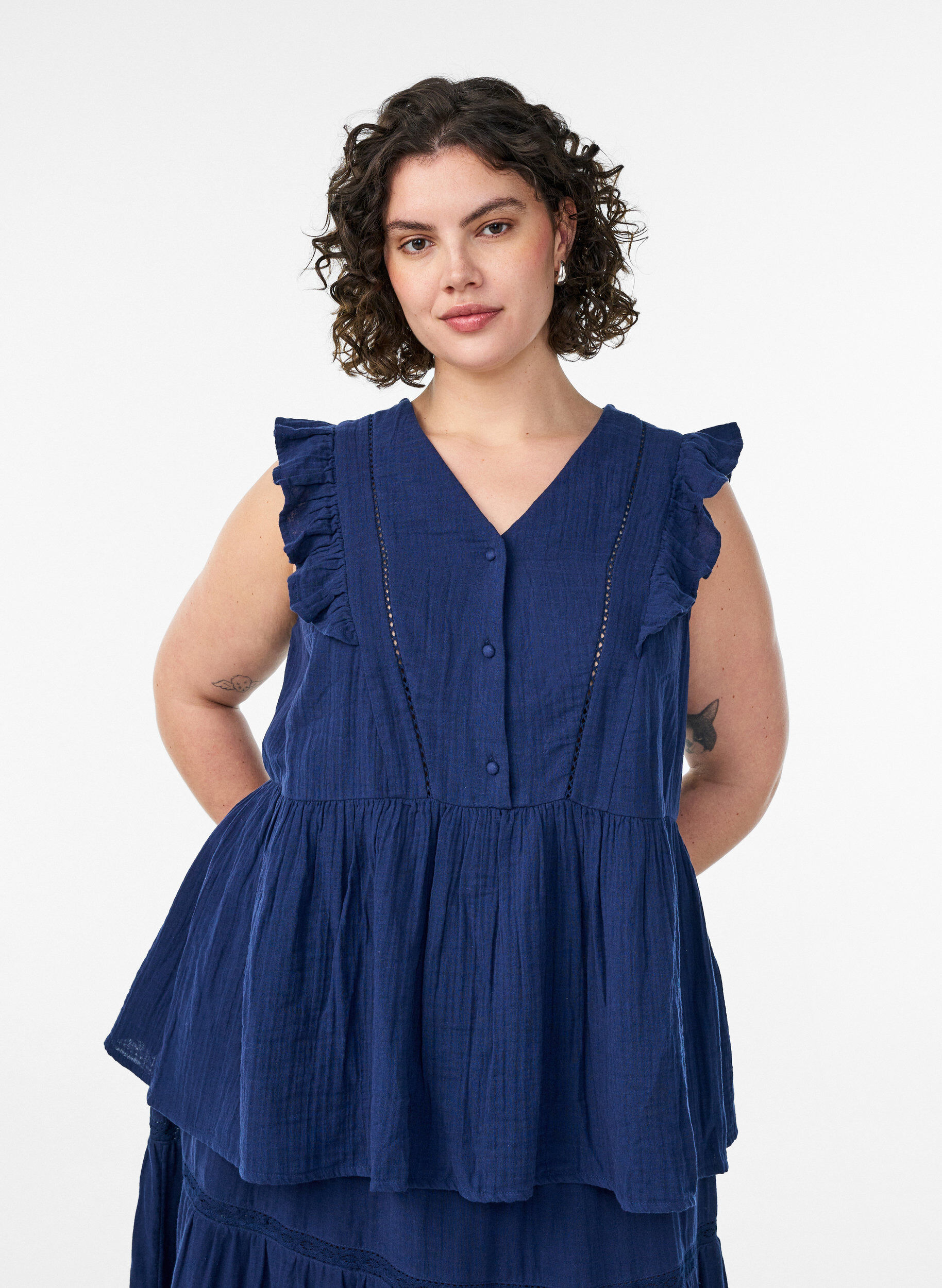Blouse sans manches en mousseline de coton avec volants, Bleu, Model