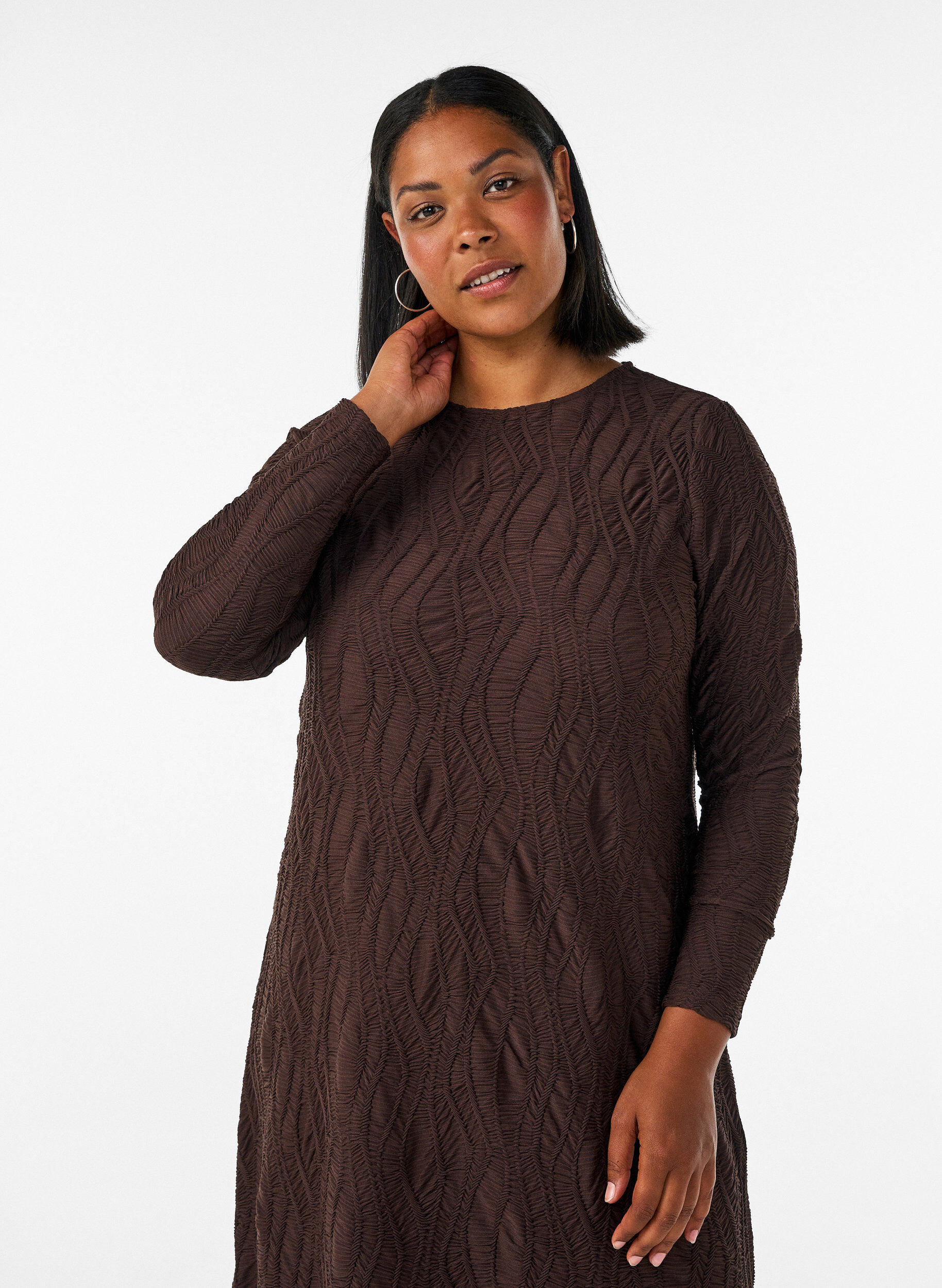 ZizziRobe midi &agrave; texture ondul&eacute;e et manches longues, Marron, Model image number 2