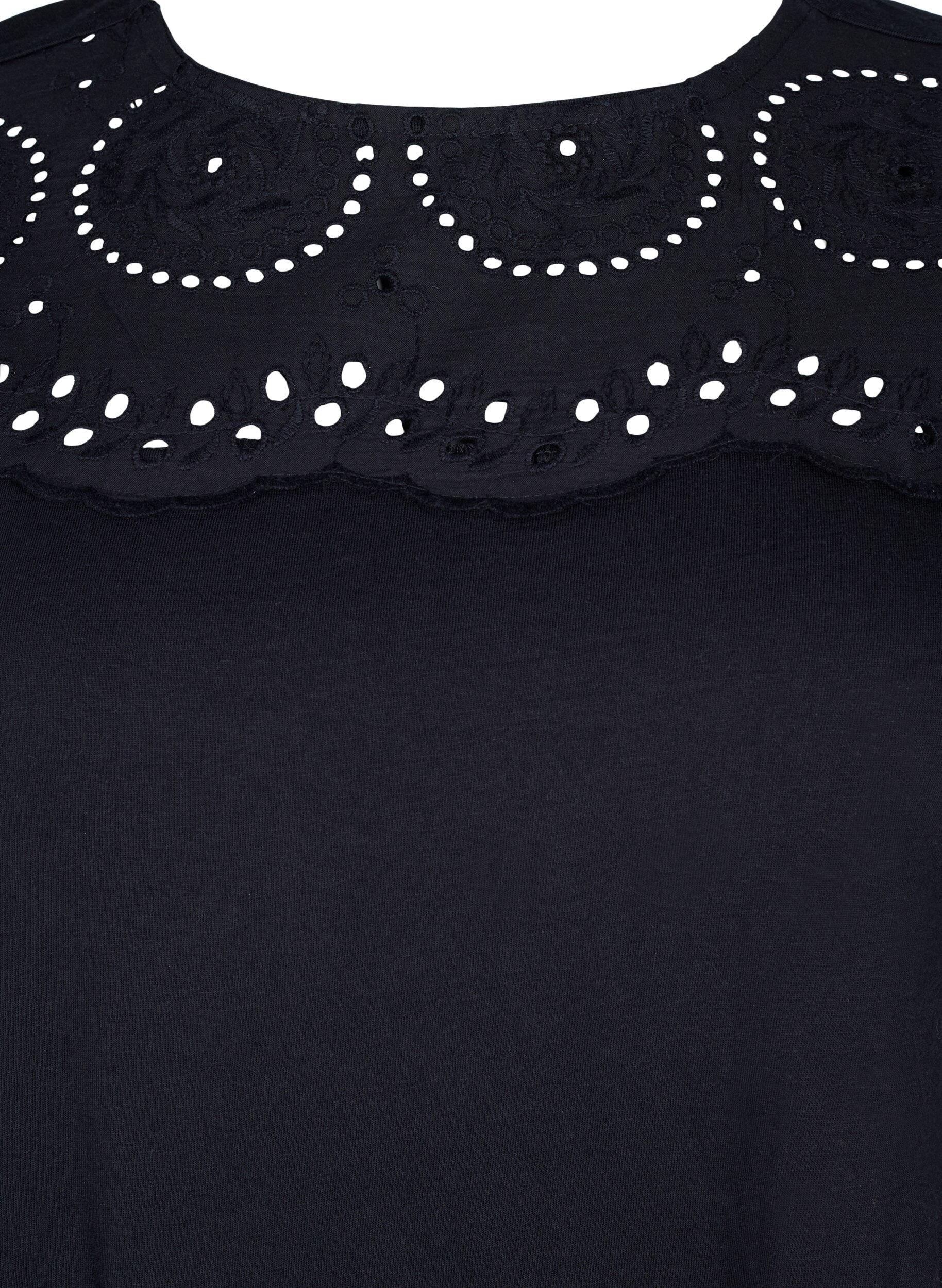 Zizzi T-shirt en coton biologique avec broderie anglaise, Black, Packshot image number 2