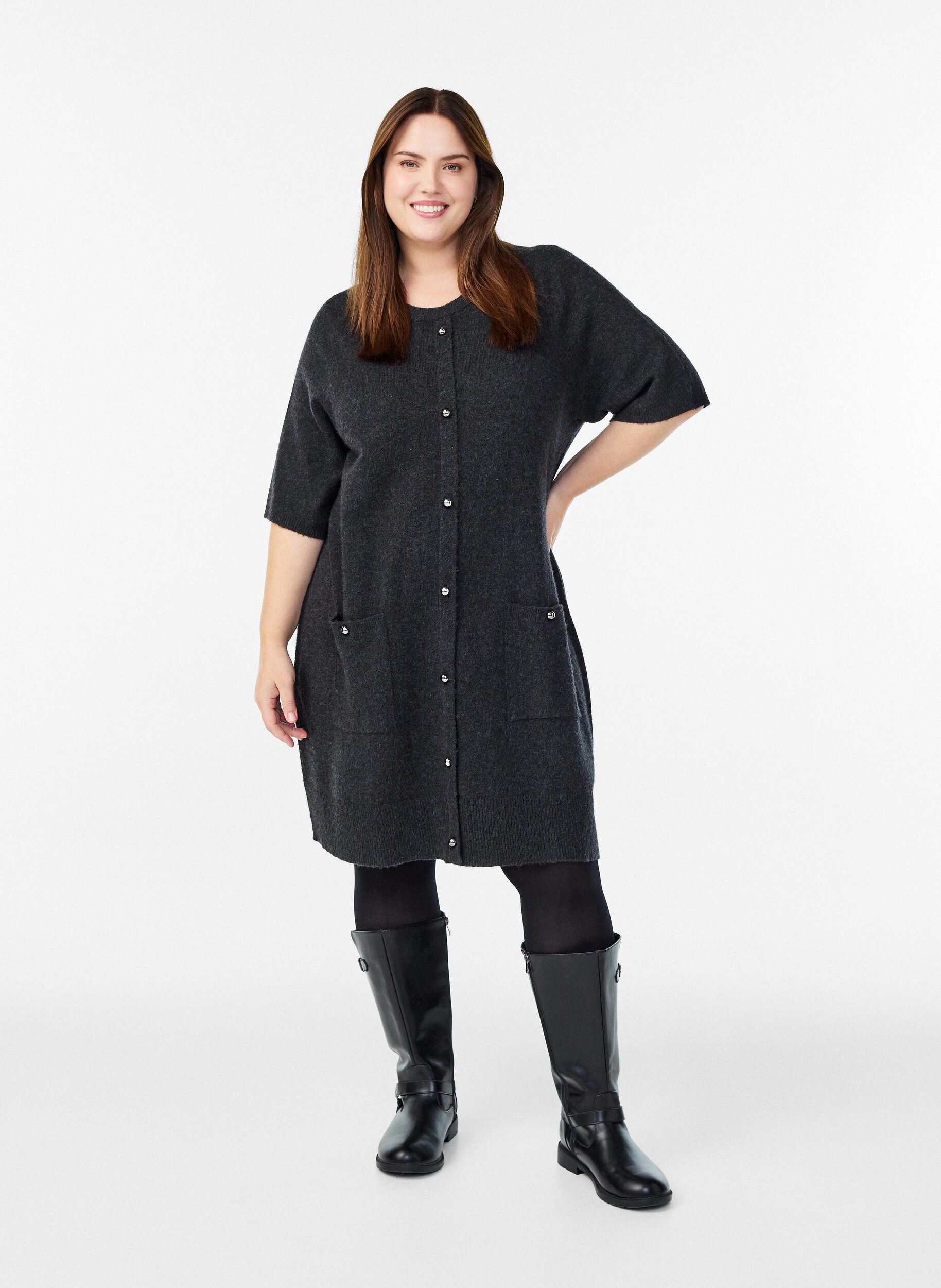 Zizzi Robe courte en maille avec manches courtes et boutons boule, Gris anthracite, Model image number 1
