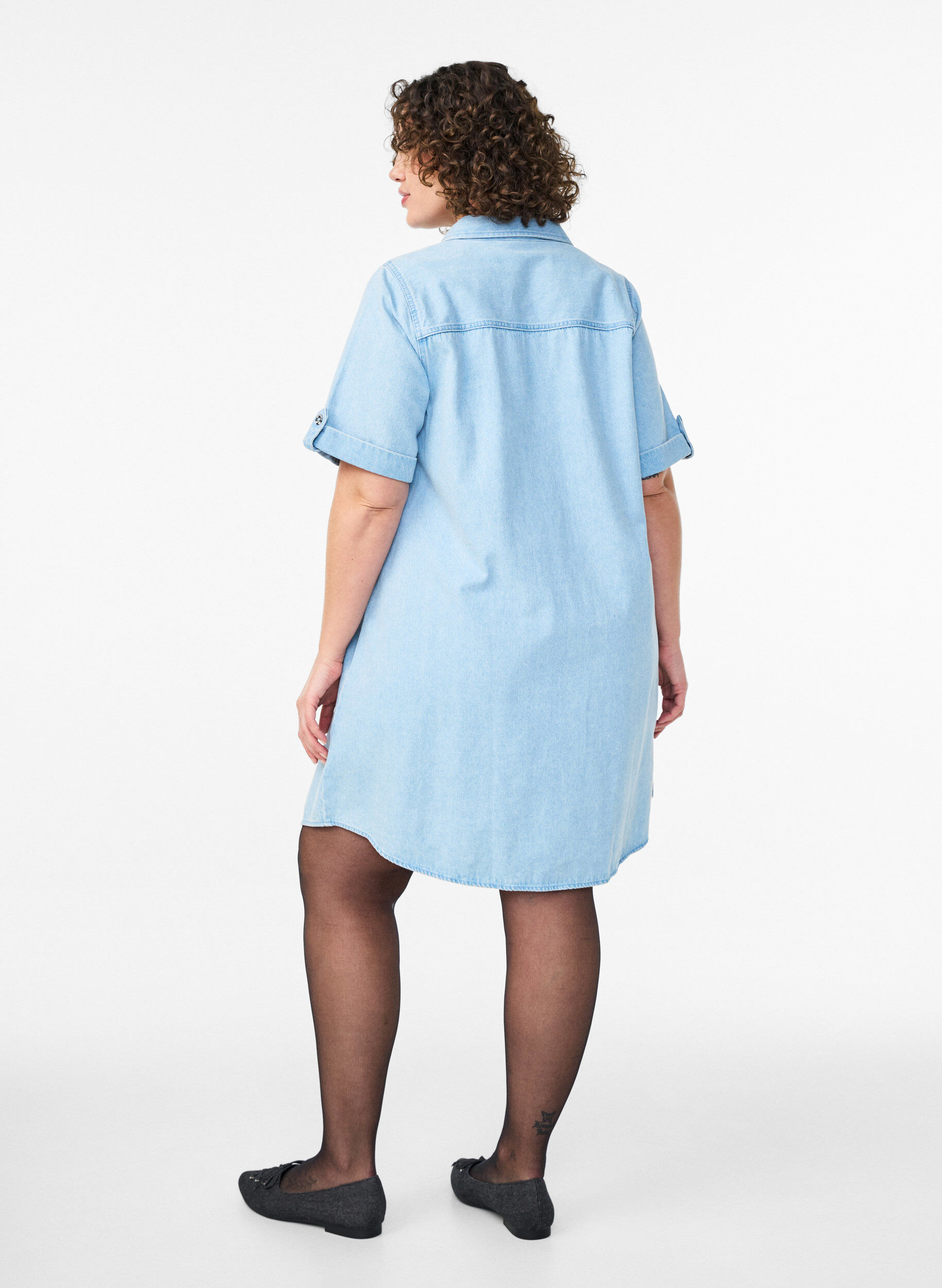Zizzi Robe en denim avec manches courtes et boutons, Bleu Clair, Model image number 2