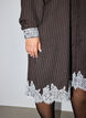Robe mi-longue avec de fines rayures et des finitions en dentelle, Marron, Model image number 3