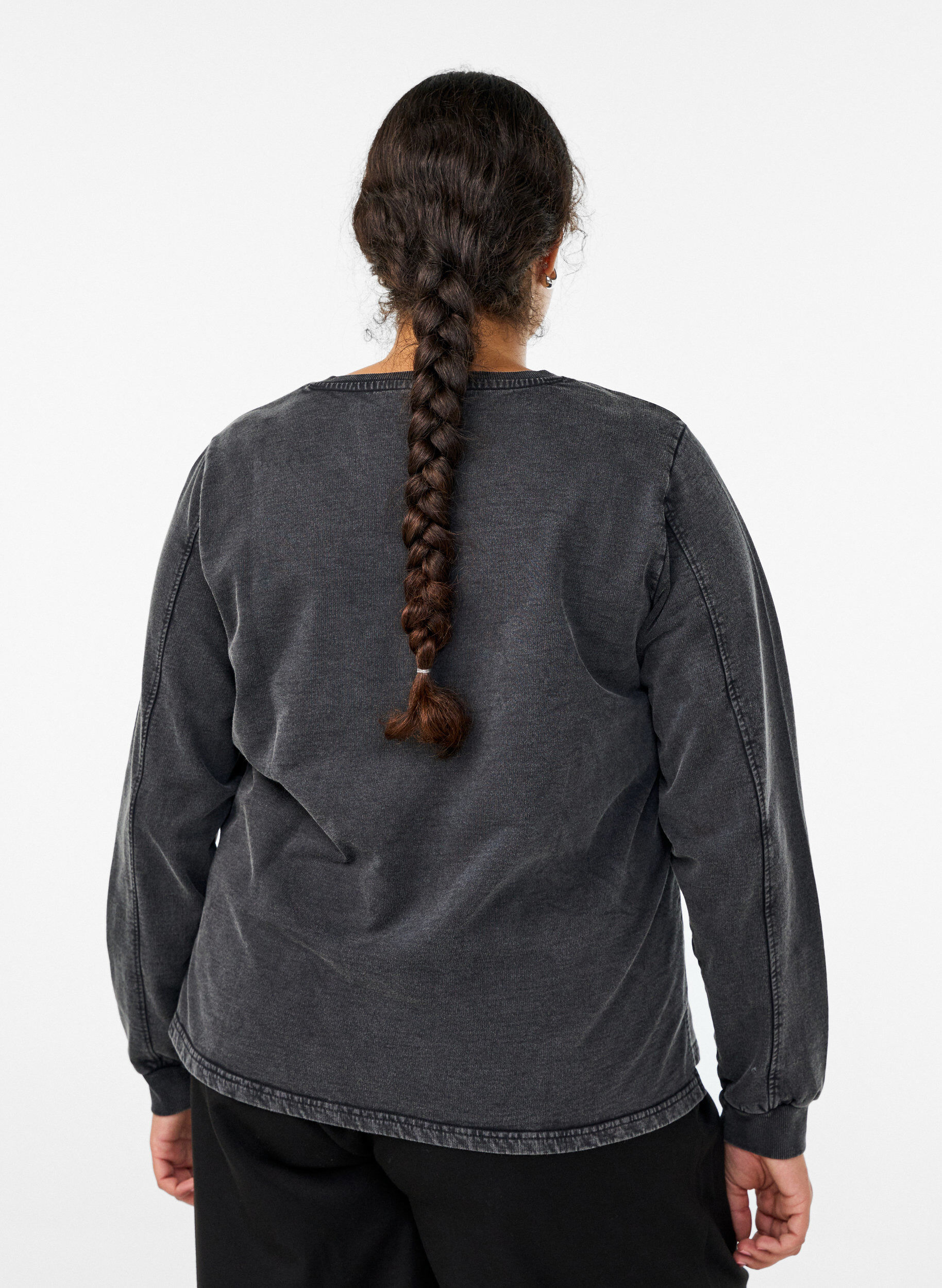 Zizzi Sweatshirt avec strass et effet d&eacute;lav&eacute;, Gris anthracite, Model image number 2