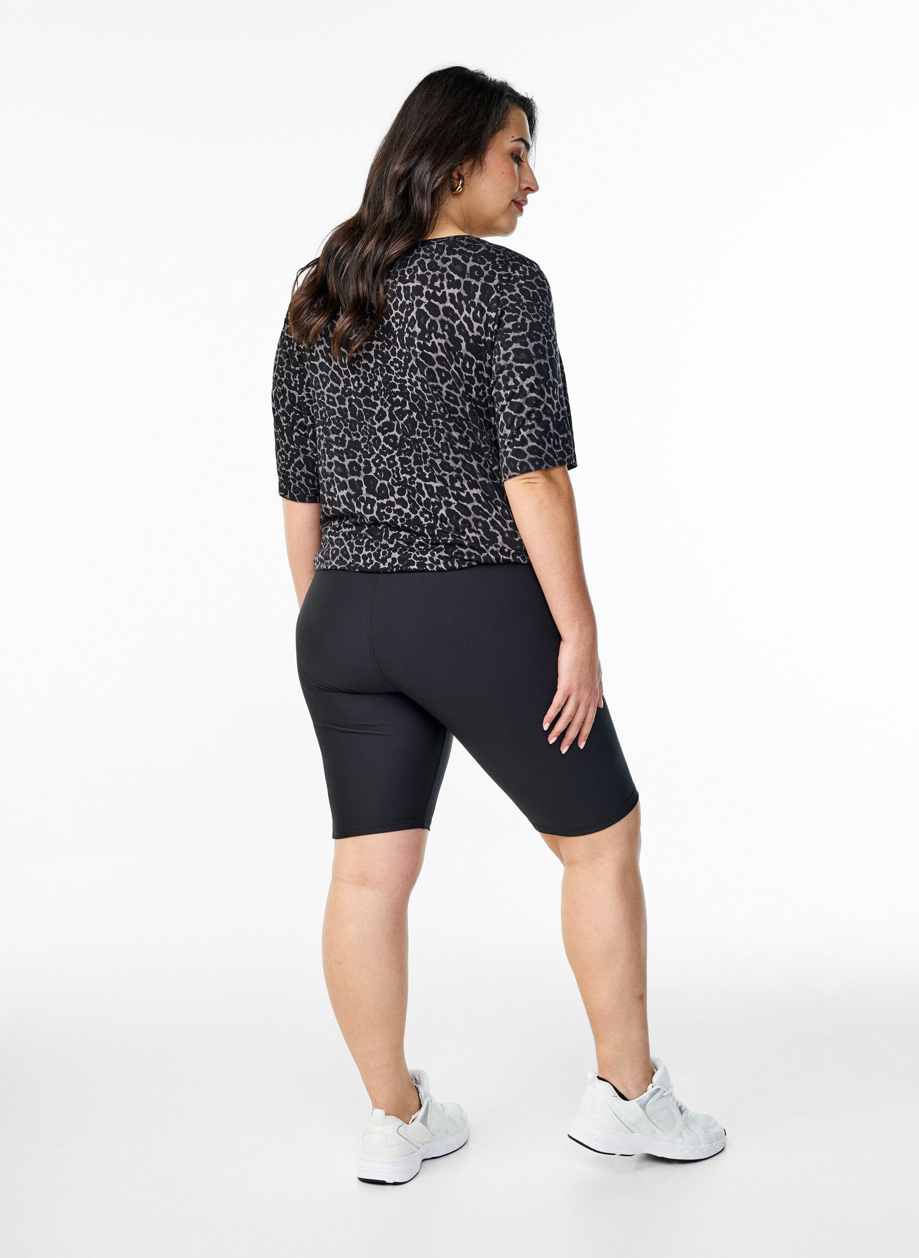 Zizzi Short ajust&eacute; avec poches lat&eacute;rales, Noir, Model image number 2