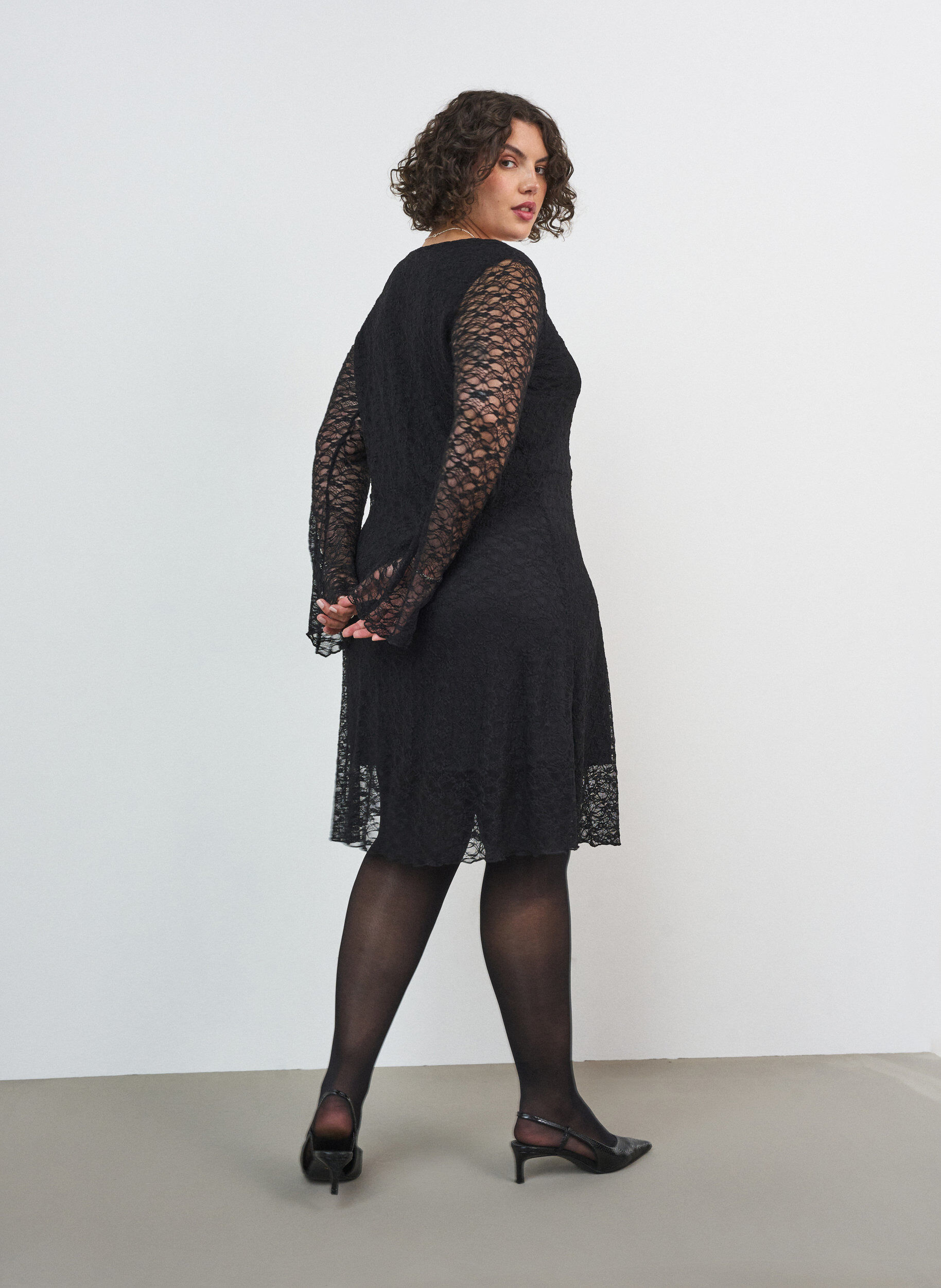 ZizziRobe en dentelle avec manches trompette et coupe &eacute;vas&eacute;e, Noir, Model image number 1