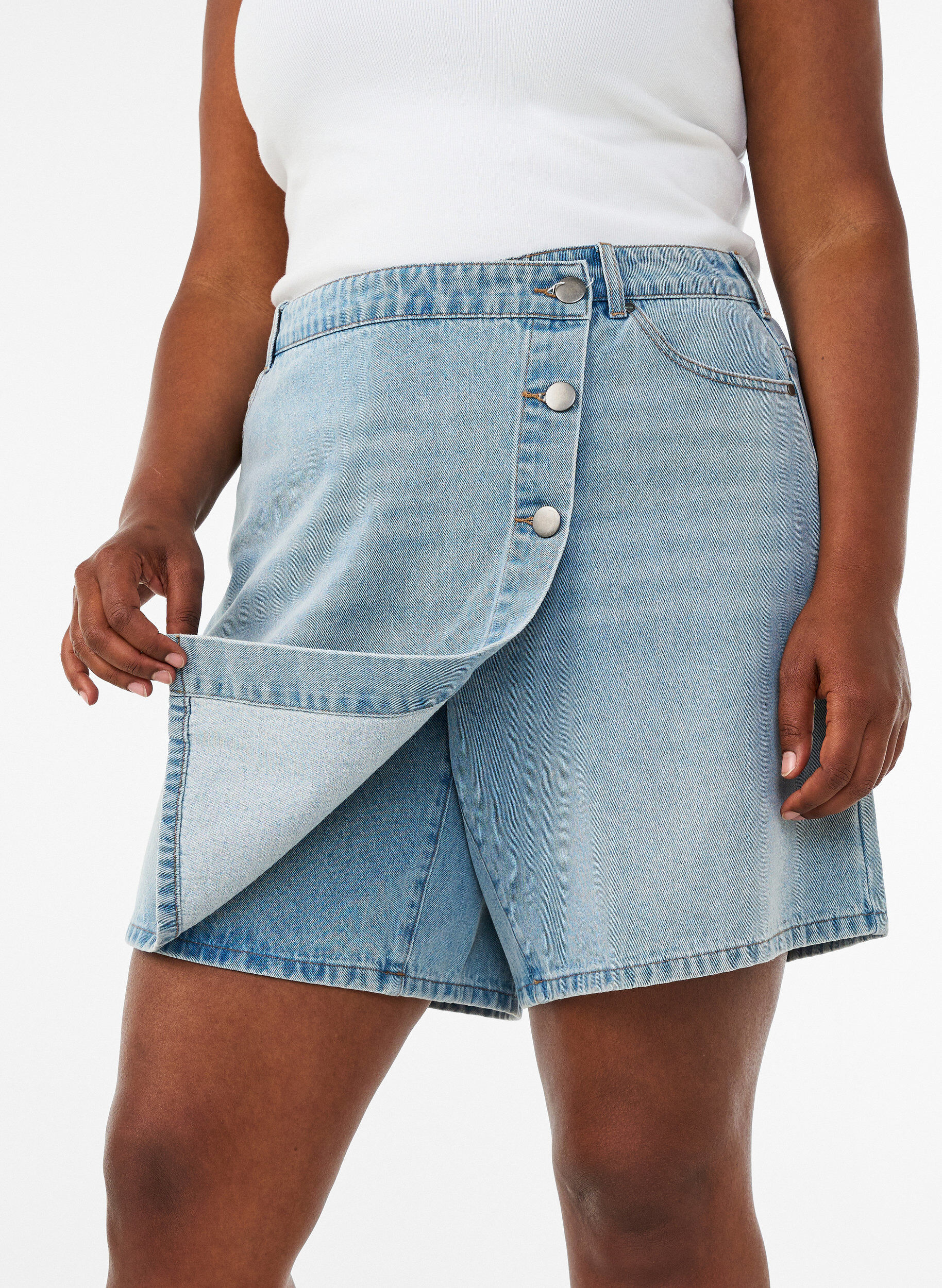 ZizziShort en denim effet portefeuille et taille haute, Bleu Clair, Model image number 3