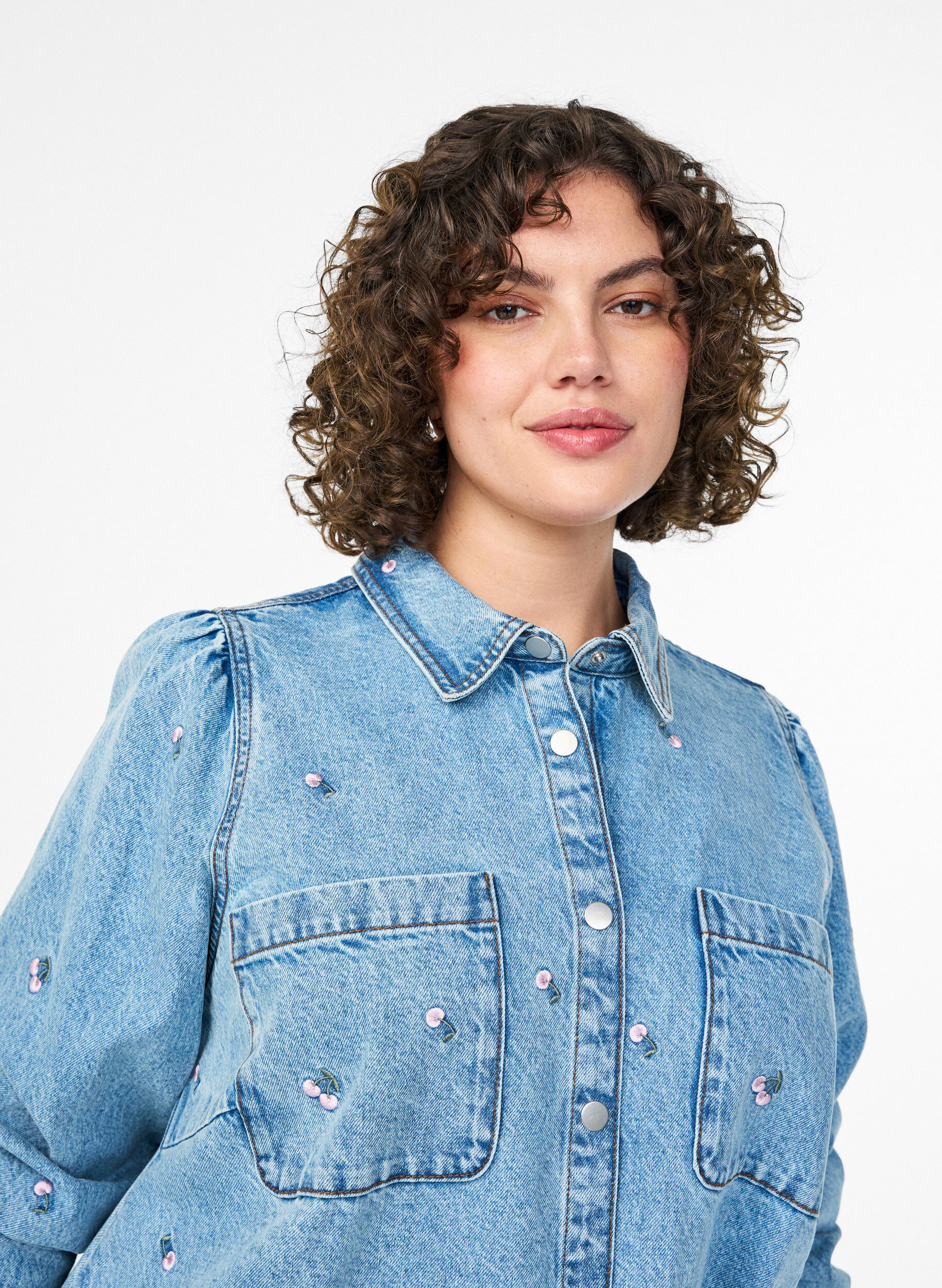 Zizzi Robe en jean avec imprim&eacute; cerises et poches poitrine, Bleu Clair, Model image number 3