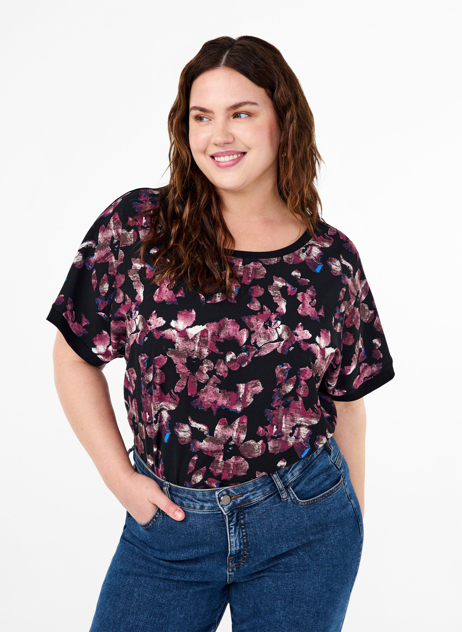 Zizzi T-shirt ample avec imprim&eacute; floral, Black Purple Fl. AOP, Model image number 0