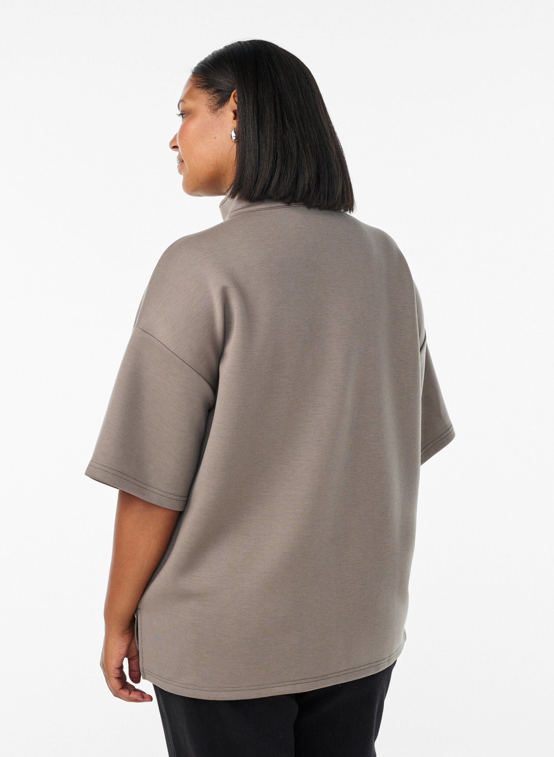 Zizzi Sweatshirt &agrave; manches courtes avec un col montant, Marron, Model image number 2