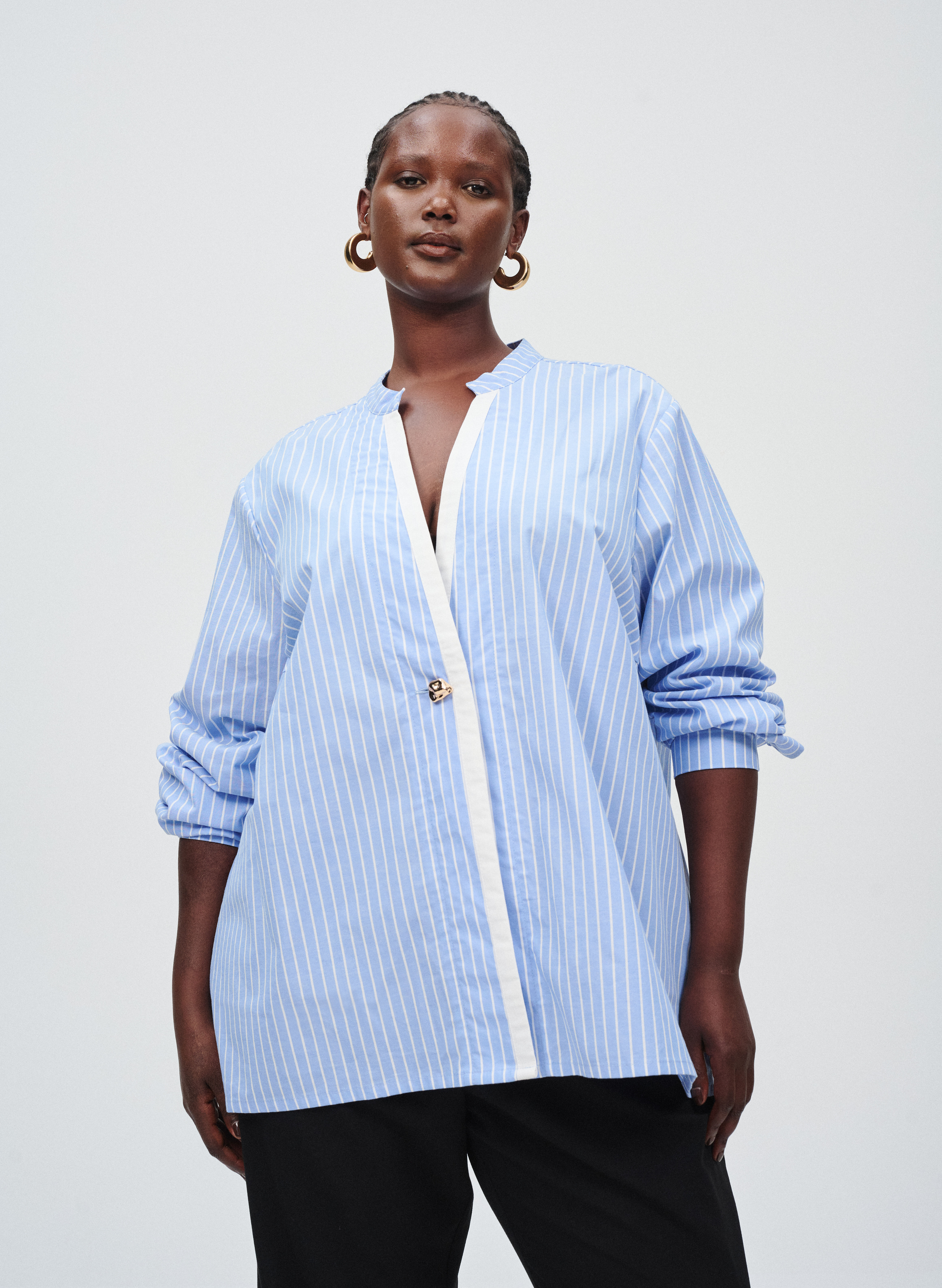 Zizzi Chemise &agrave; rayures bleues avec d&eacute;tails fendus, , Model