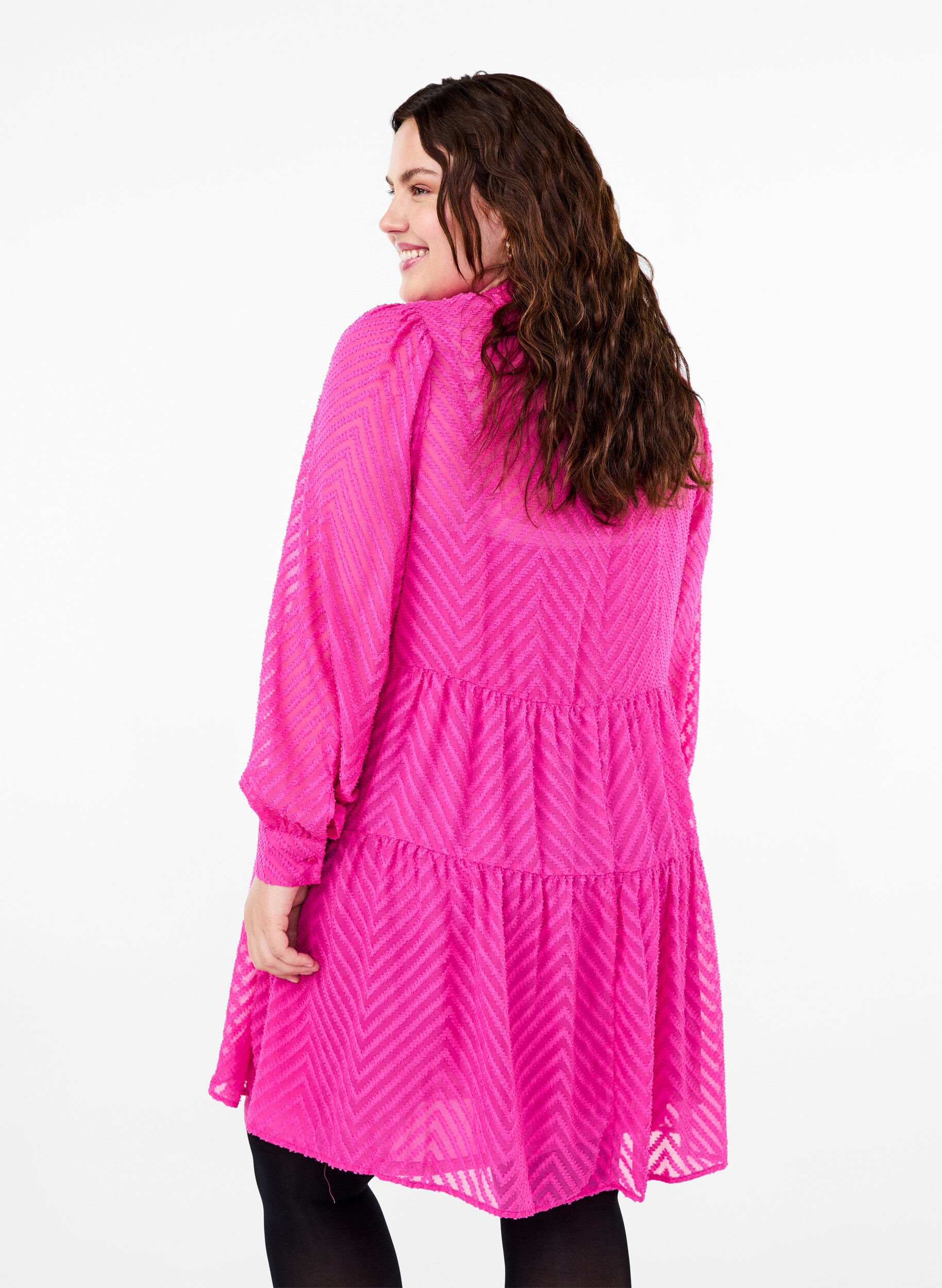 Zizzi Robe courte textur&eacute;e avec un col &agrave; volants, Magenta, Model image number 1