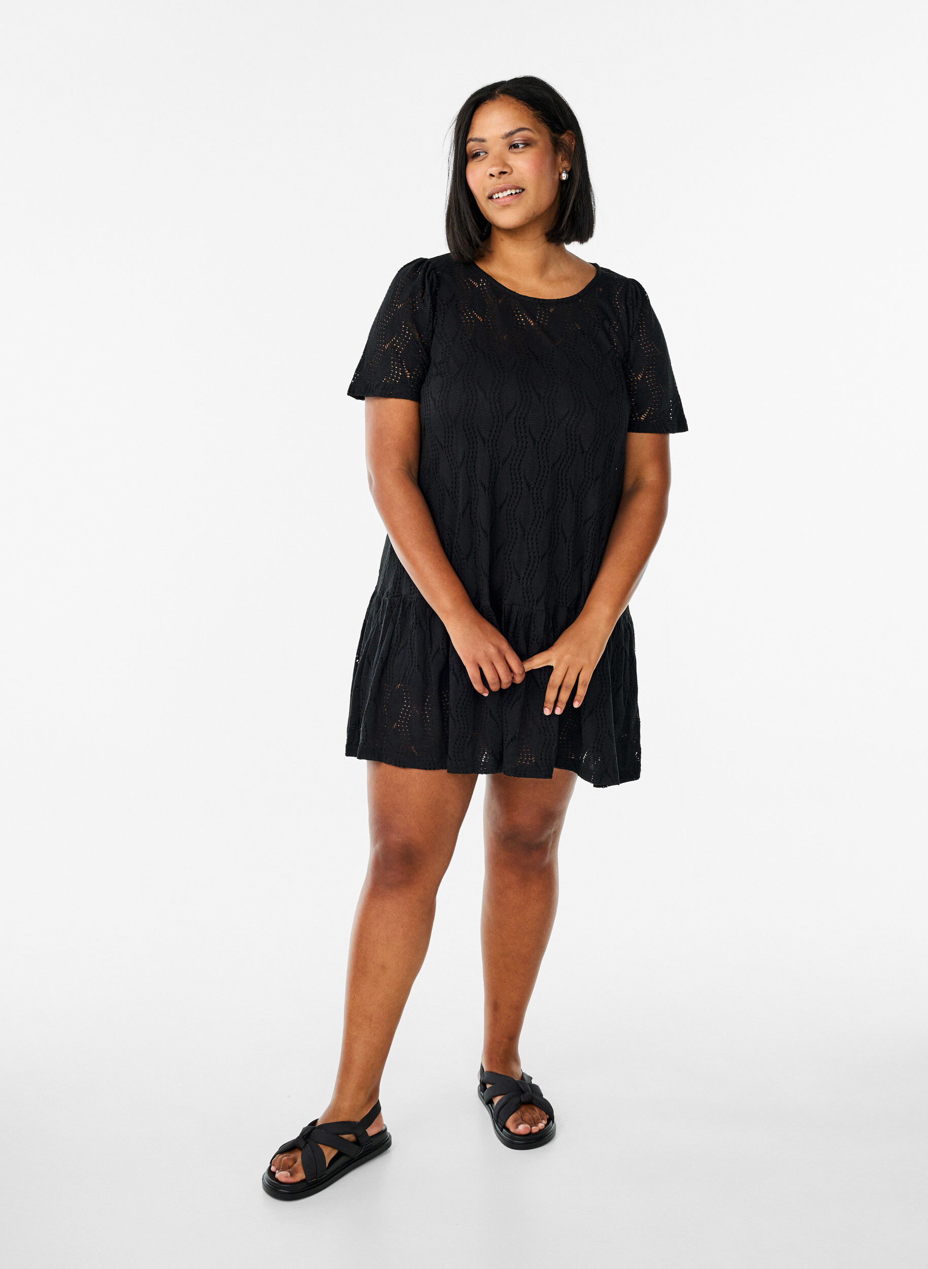 Zizzi FLASH - Robe courte en jersey &agrave; motif ajour&eacute;, Black, Model image number 2