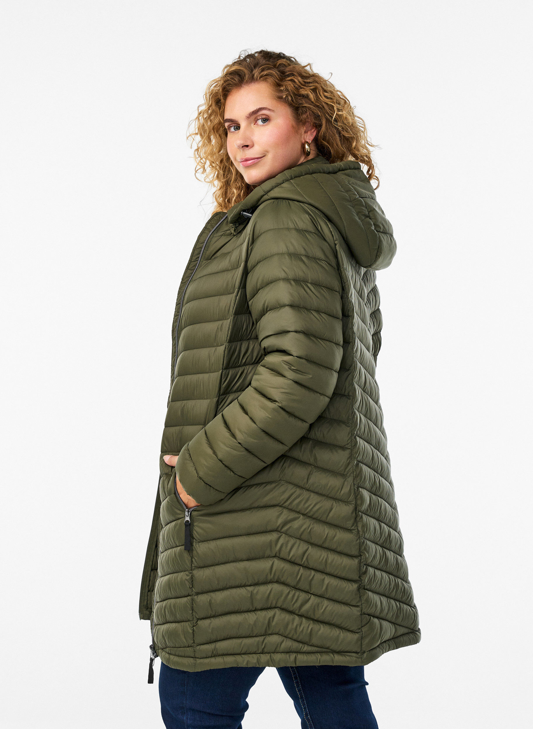 Zizzi Veste l&eacute;g&egrave;re avec poches et capuche amovible., Vert fonc&eacute;, Model image number 2
