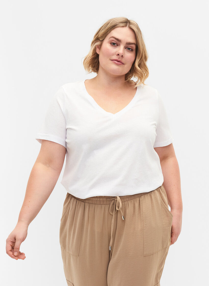 T-shirt 2-pack avec encolure en V, Bright White / Black, Model image number 0