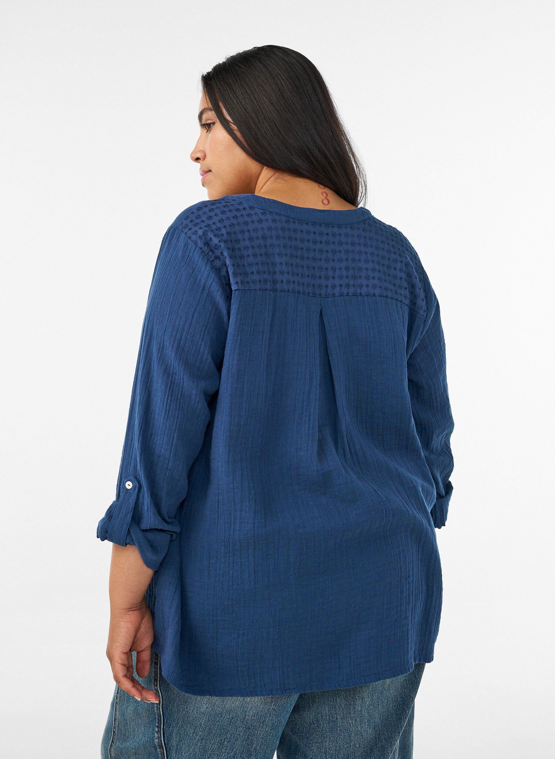ZizziBlouse en mousseline de coton avec broderie anglaise, Bleu, Model image number 2
