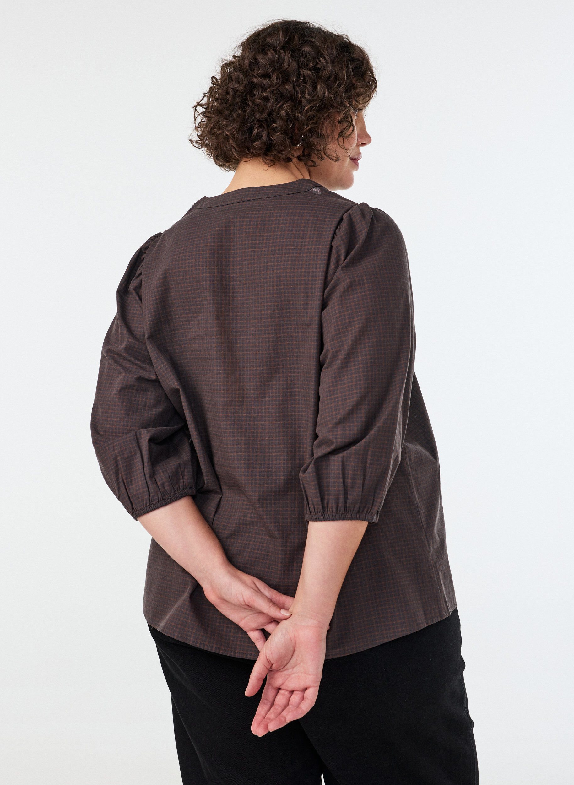 ZizziBlouse &agrave; carreaux avec col en V et manches 3/4, Marron, Model image number 2