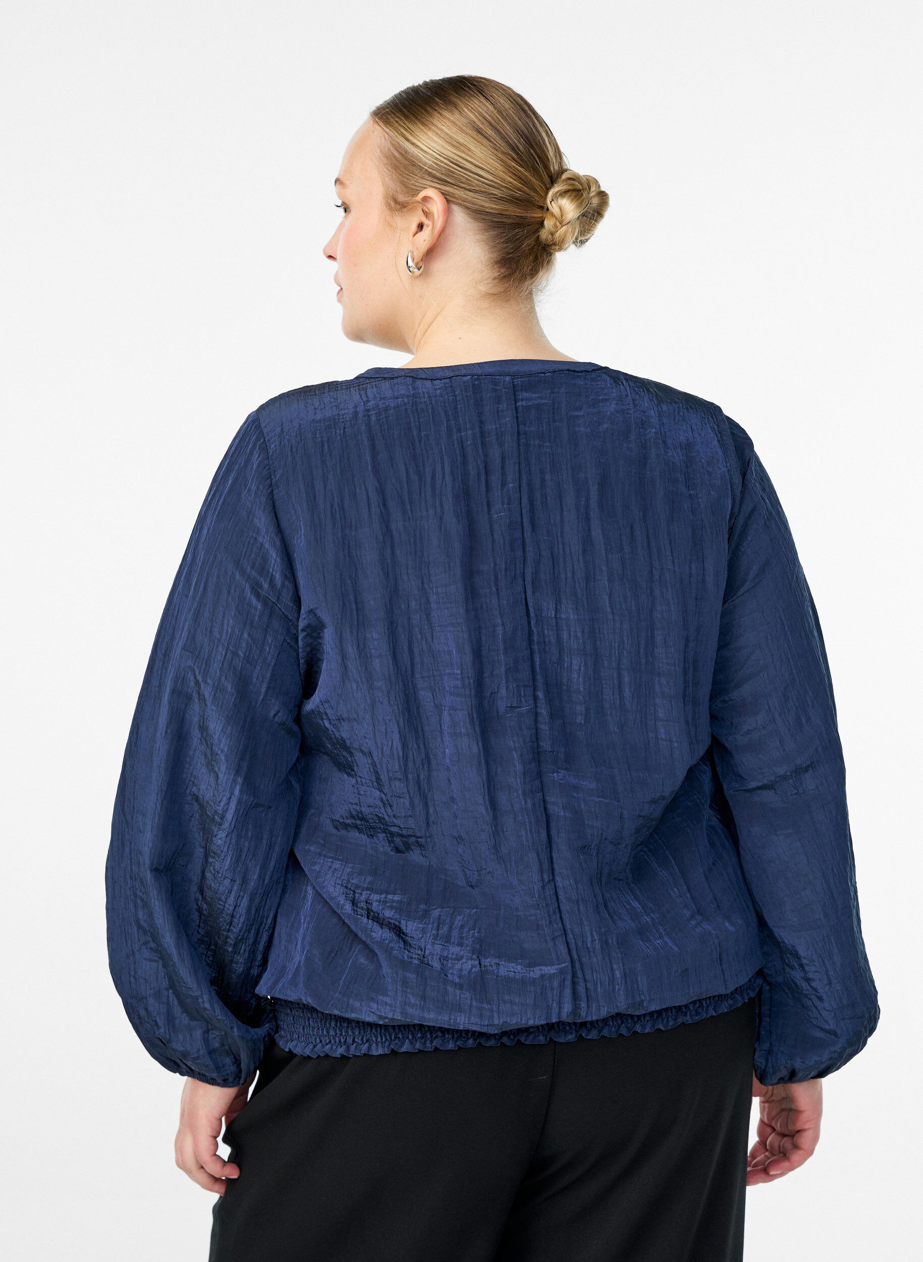 Zizzi Blouse avec col en V et texture froiss&eacute;e, Bleu, Model image number 2