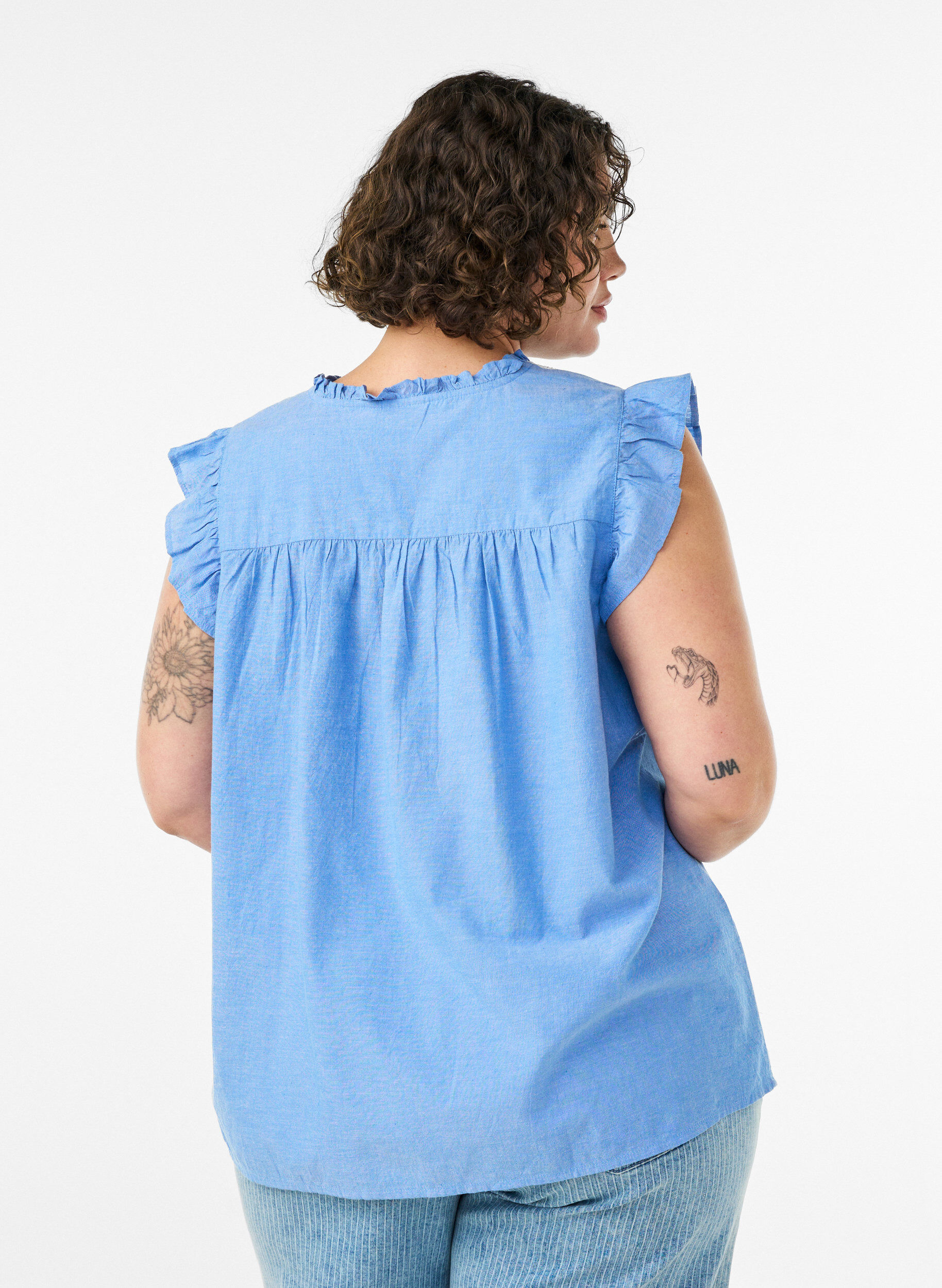 ZizziBlouse sans manches en coton &agrave; bords volant&eacute;s, Bleu Clair, Model image number 2