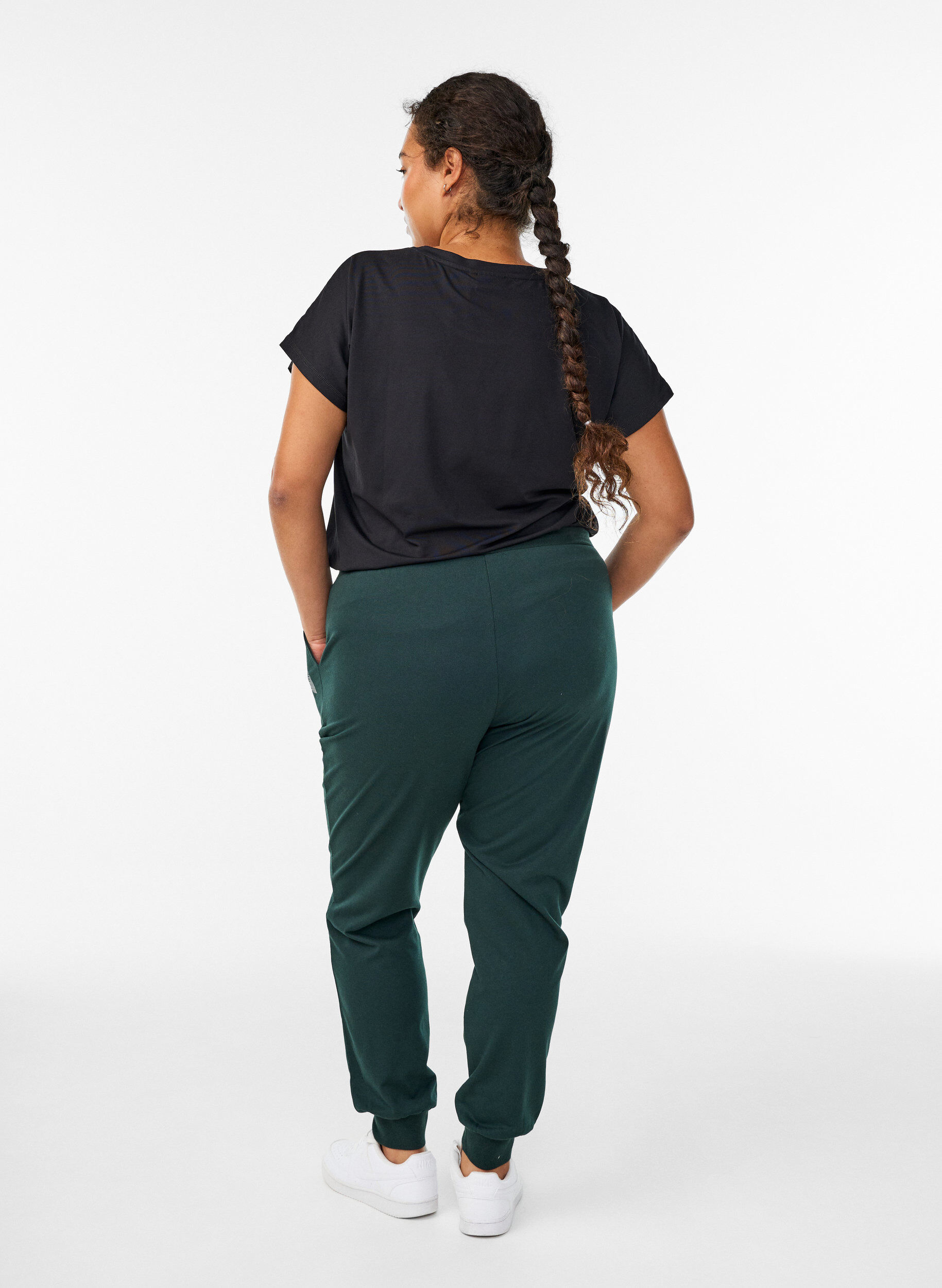 Zizzi Pantalon de surv&ecirc;tement ample avec poches, Vert fonc&eacute;, Model image number 1