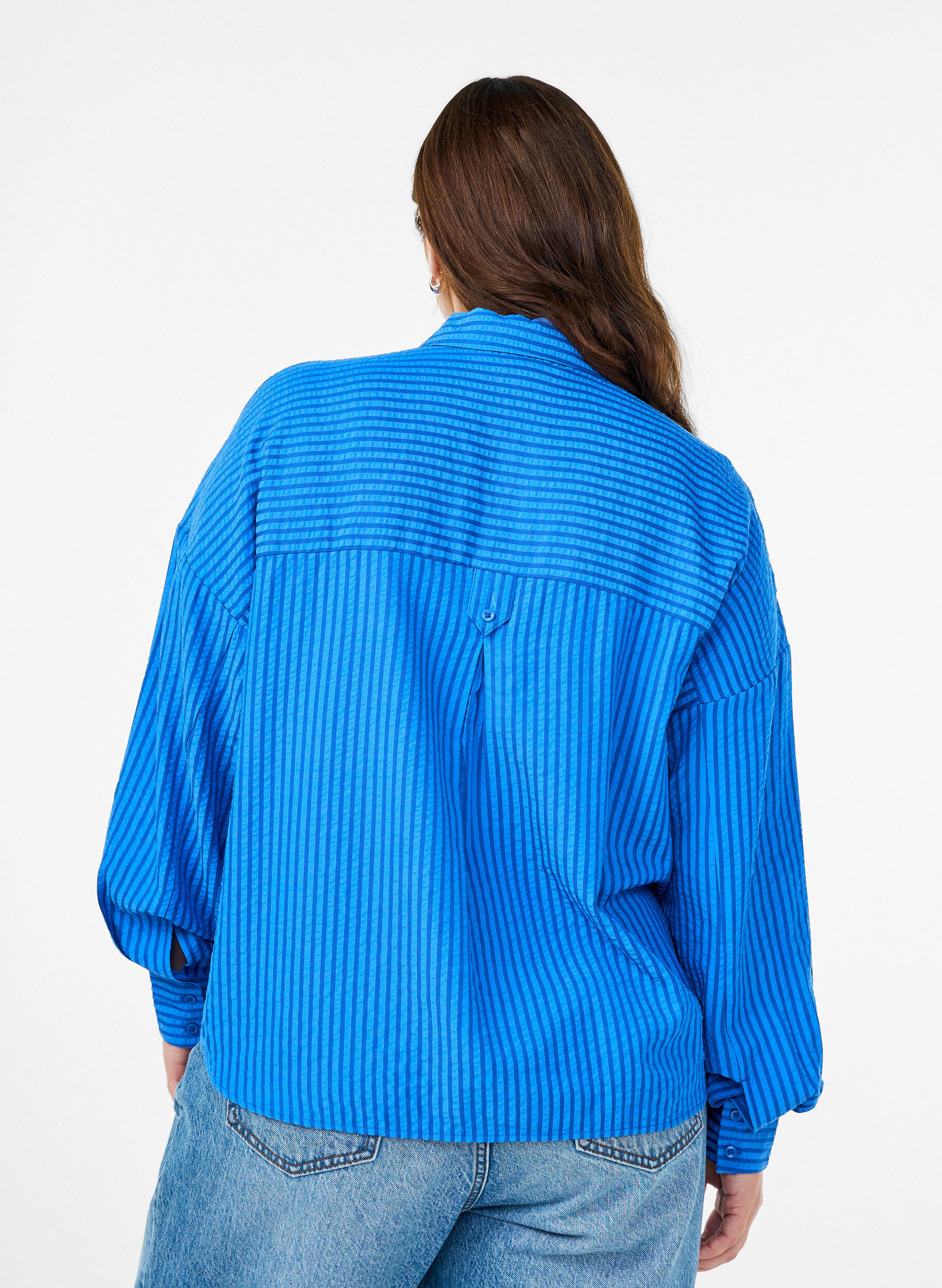 Zizzi Chemise ray&eacute;e avec d&eacute;tail bouton au dos, Bleu, Model image number 2