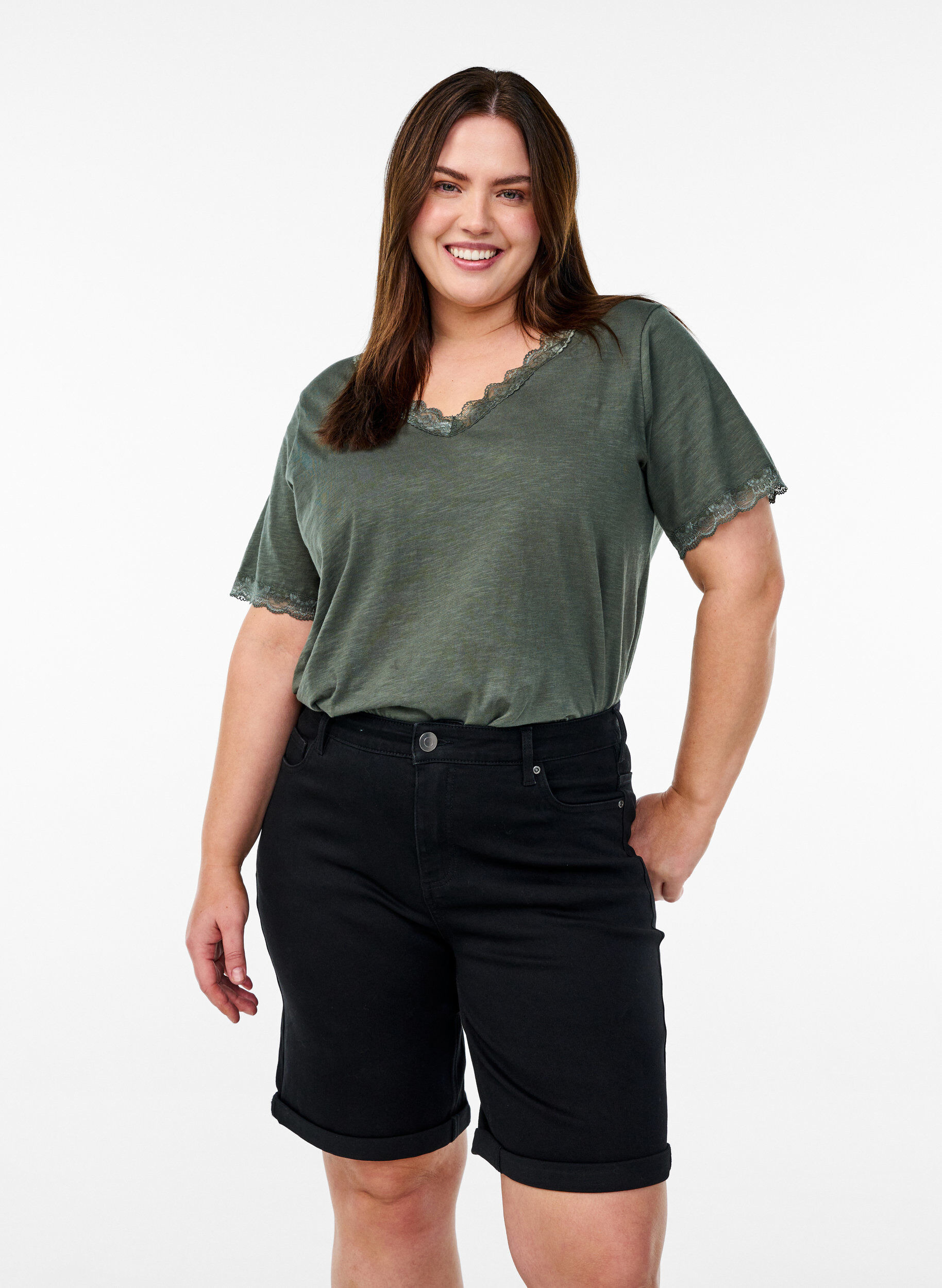 Short en jean taille haute et coupe ajust&eacute;e, Noir, Model