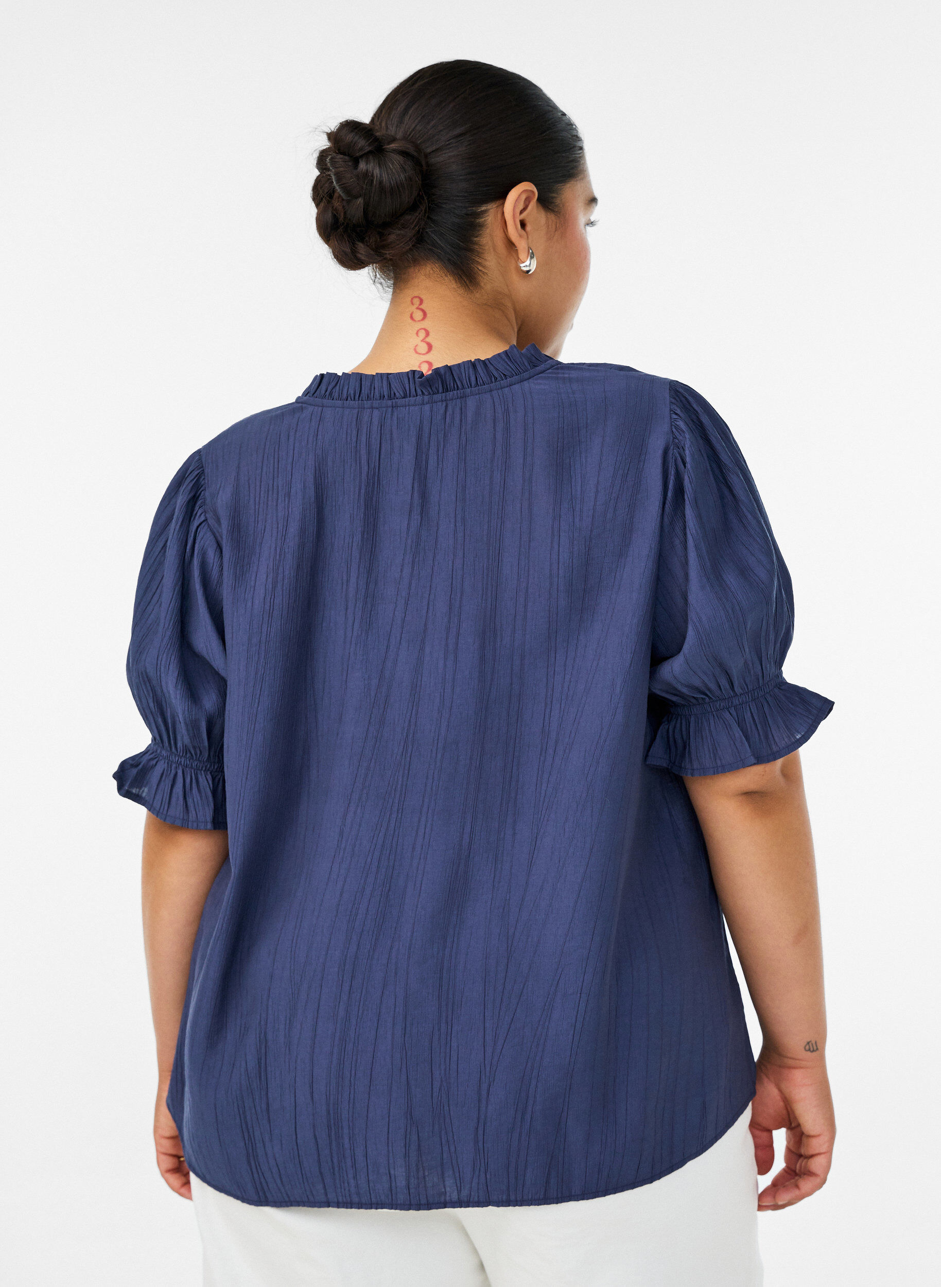 ZizziBlouse en m&eacute;lange de viscose froiss&eacute; avec un col en V, Bleu, Model image number 2