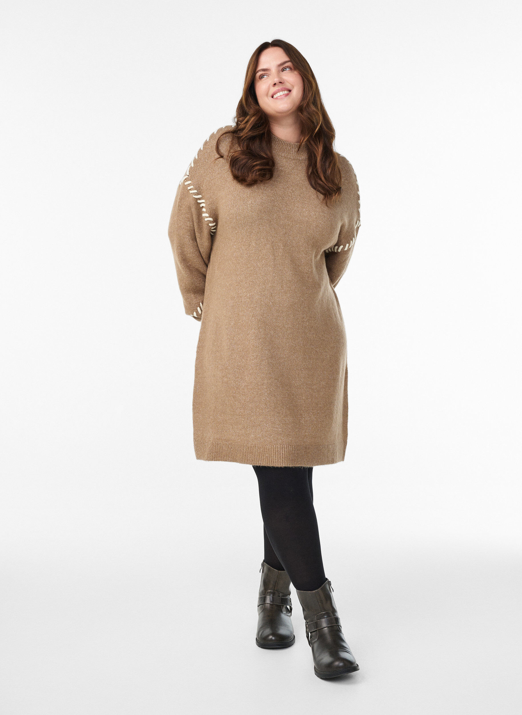 Zizzi Robe en maille avec surpiq&ucirc;res contrastantes, Camel, Model image number 1