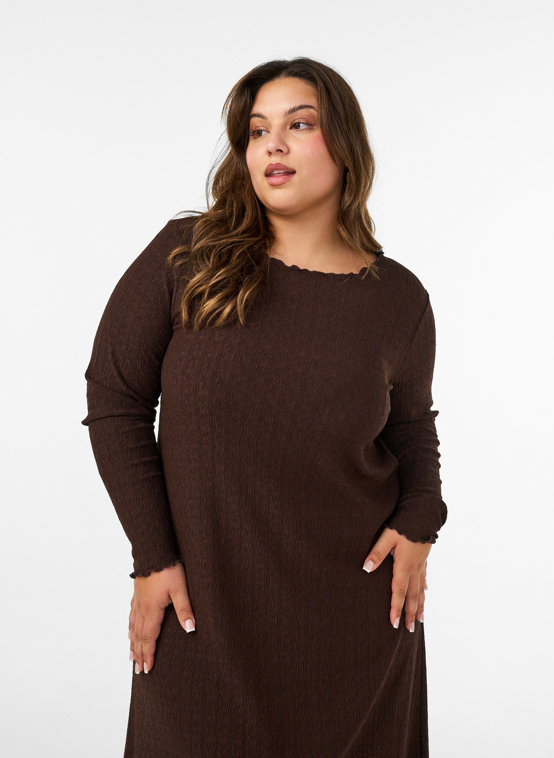 ZizziRobe midi avec une texture ondul&eacute;e et des manches longues, Marron, Model image number 3