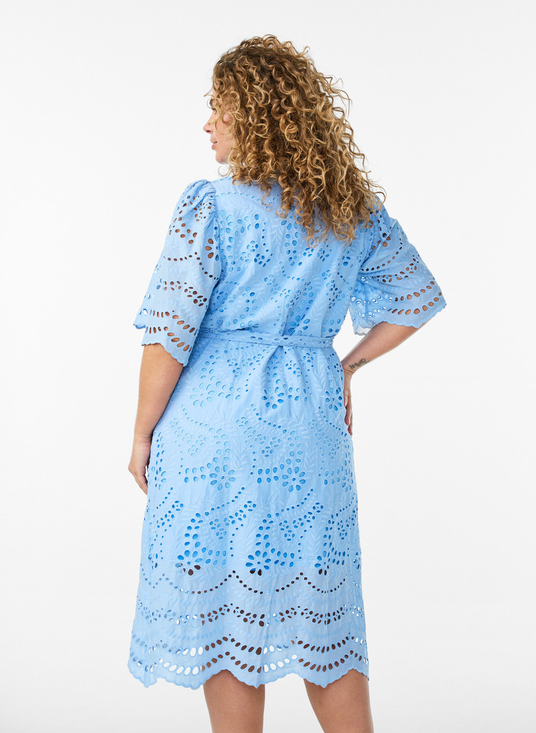 Zizzi Robe chemise en broderie anglaise avec une ceinture &agrave; nouer, Bleu, Model image number 2