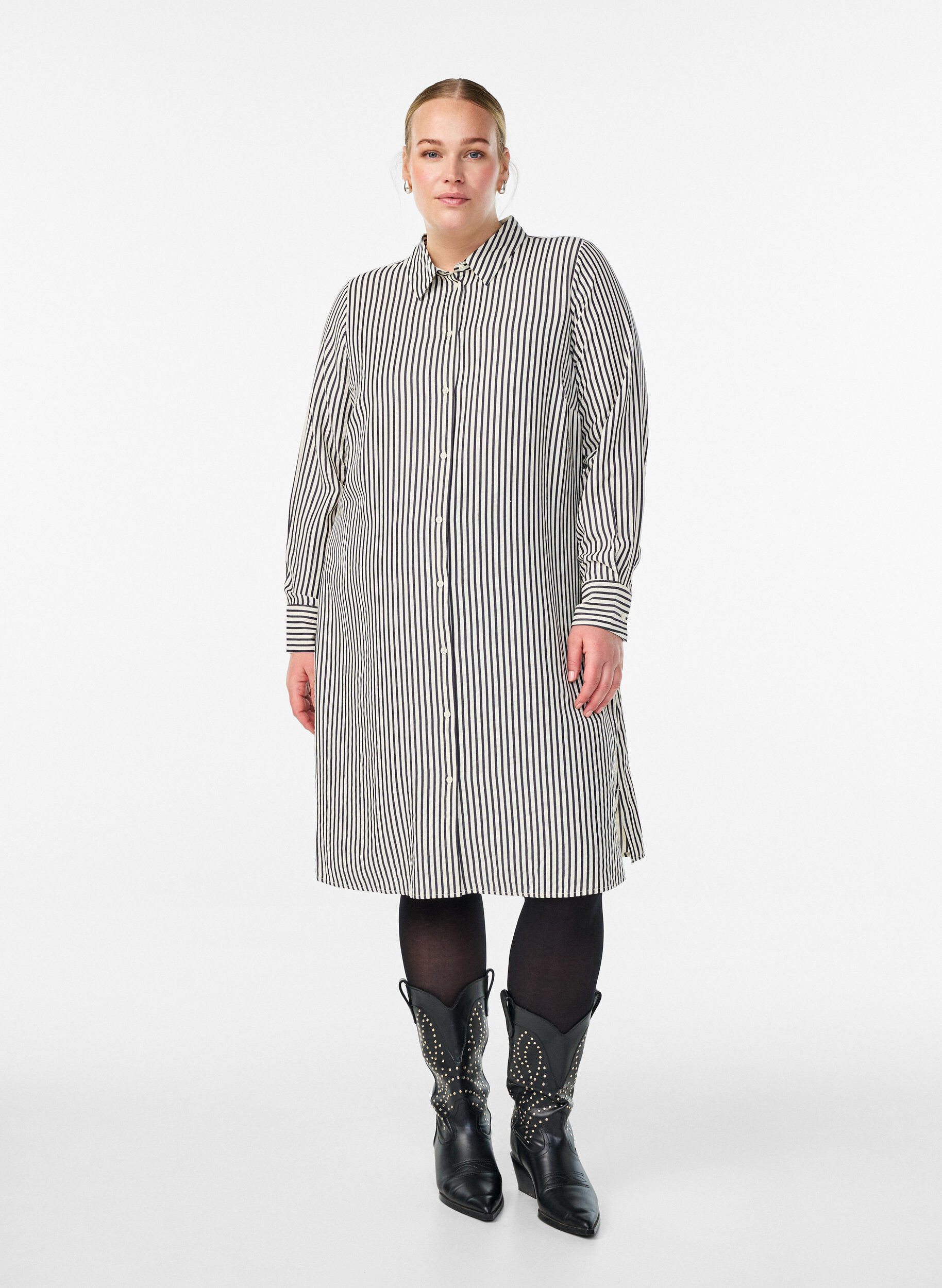 Zizzi Chemise longue &agrave; rayures avec d&eacute;tail bouton au dos, Noir, Model image number 1