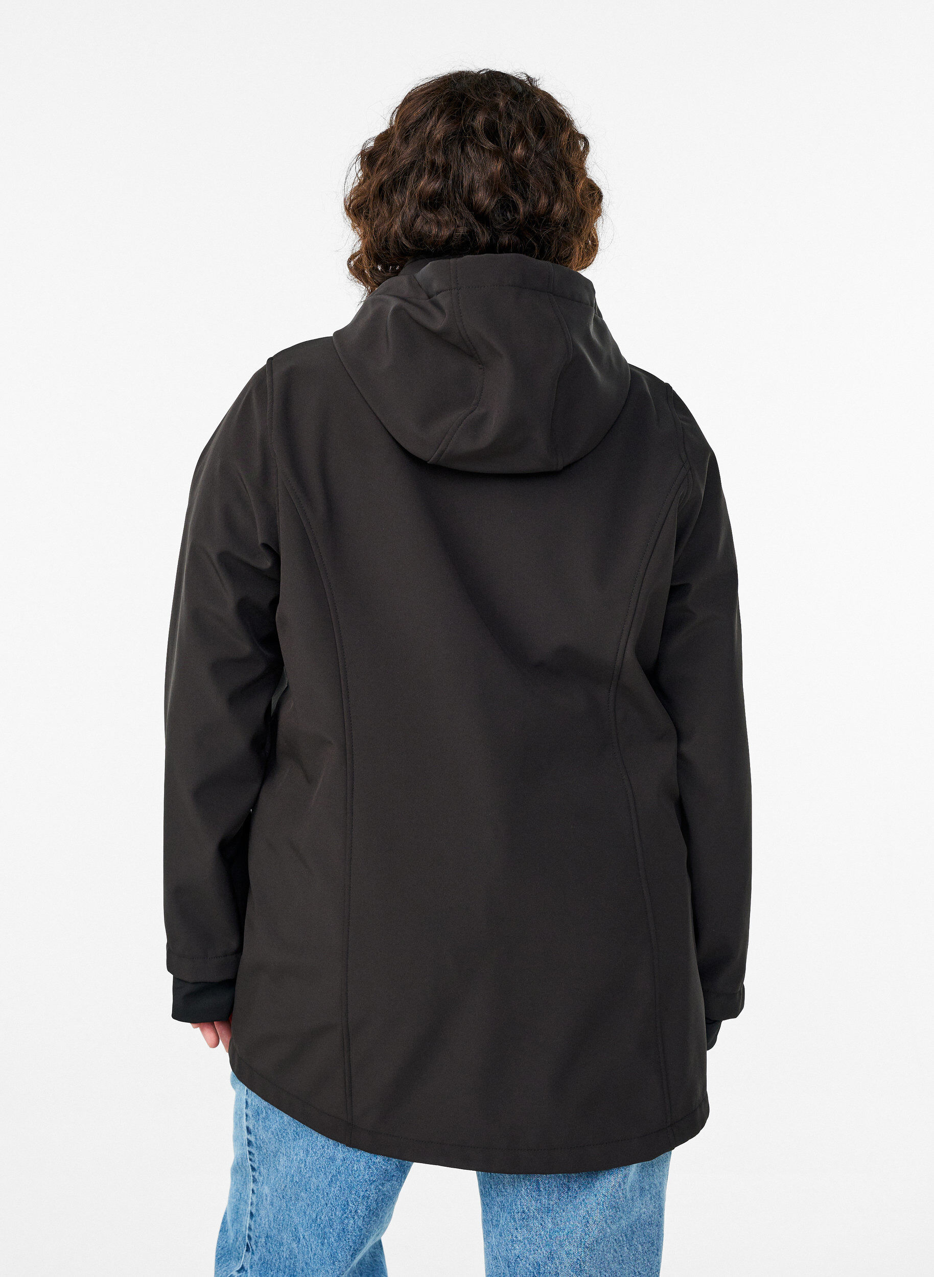 Zizzi Veste courte softshell avec capuche amovible, Noir, Model image number 2