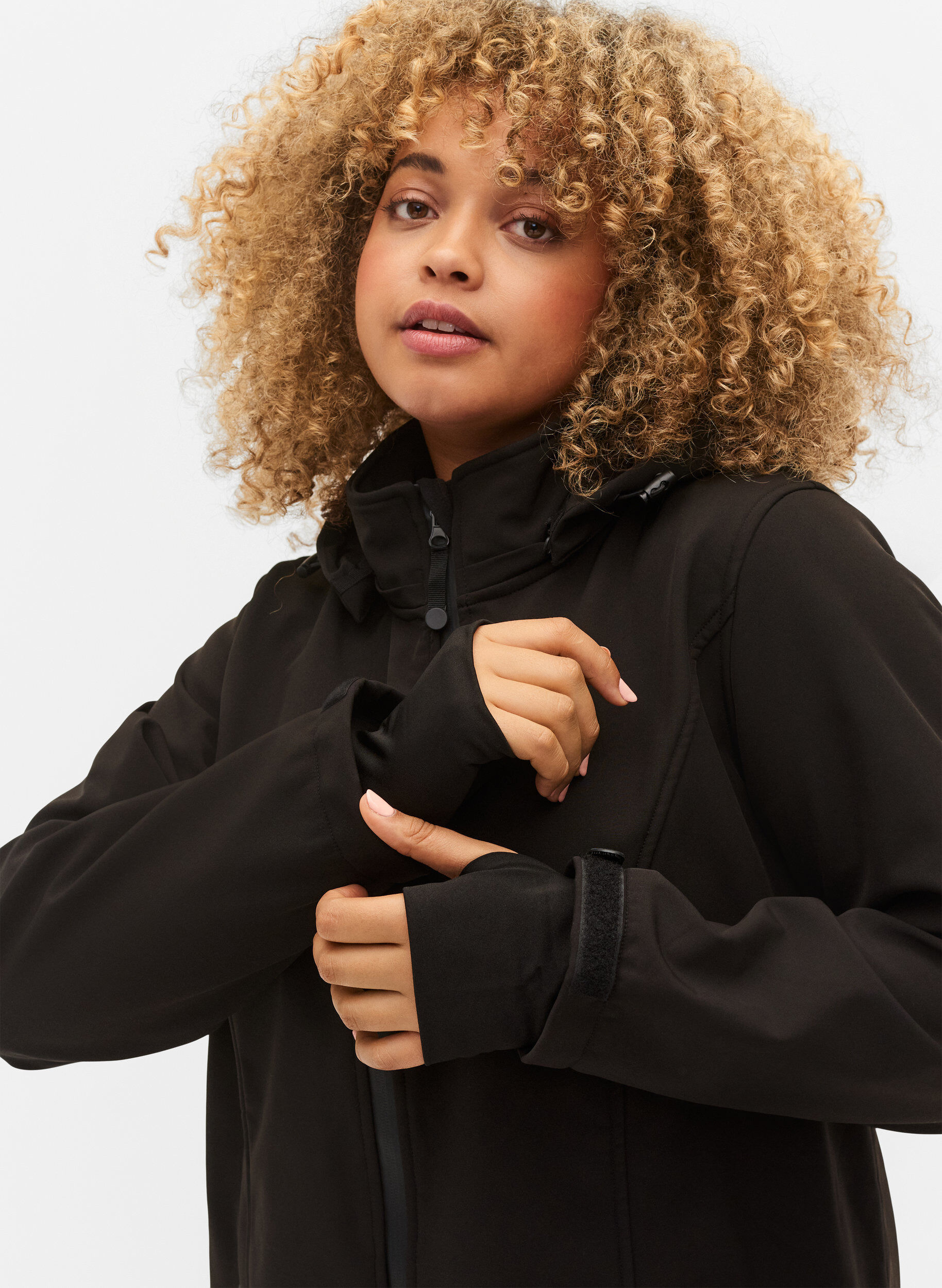 Zizzi Veste courte softshell avec capuche amovible, Noir, Model image number 4