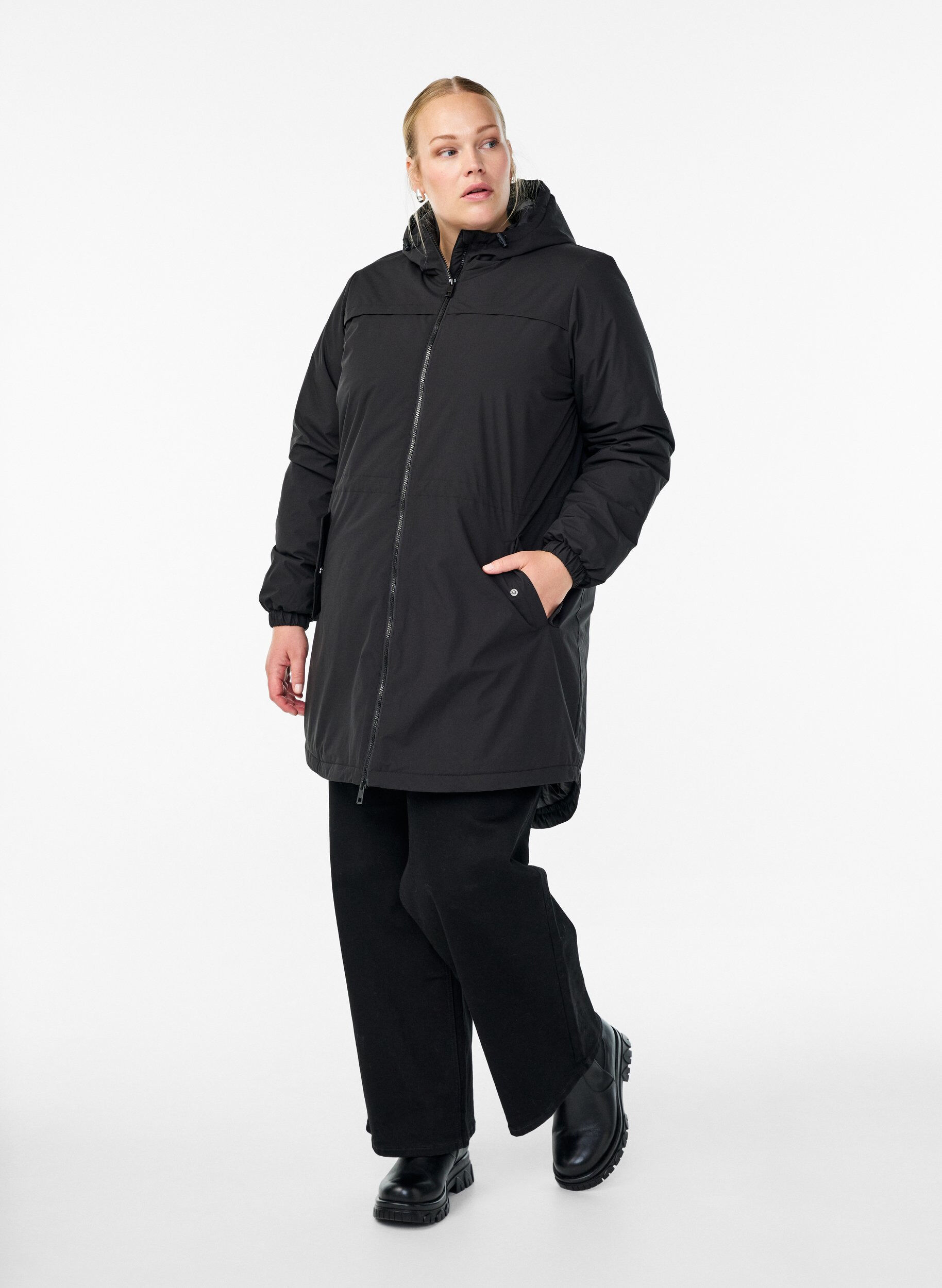 Zizzi Parka matelass&eacute;e l&eacute;g&egrave;re &agrave; capuche, Noir, Model image number 1