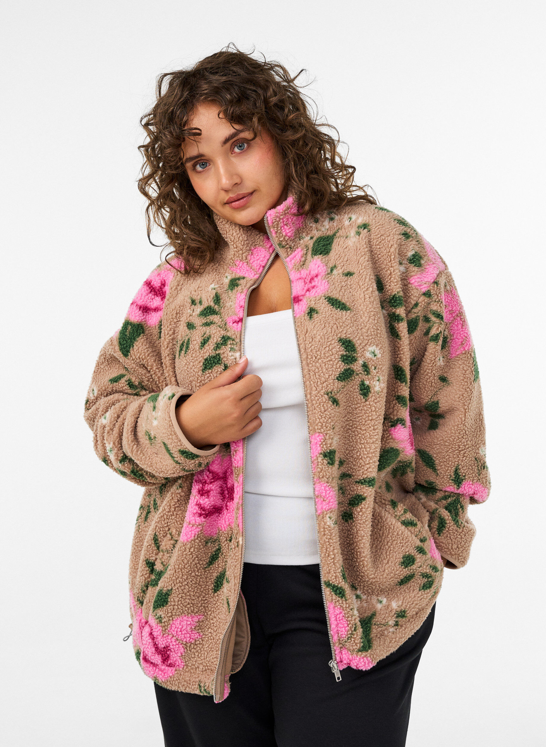 ZizziVeste en polaire &agrave; motif floral avec col montant et fermeture zipp&eacute;e, Beige, Model image number 0