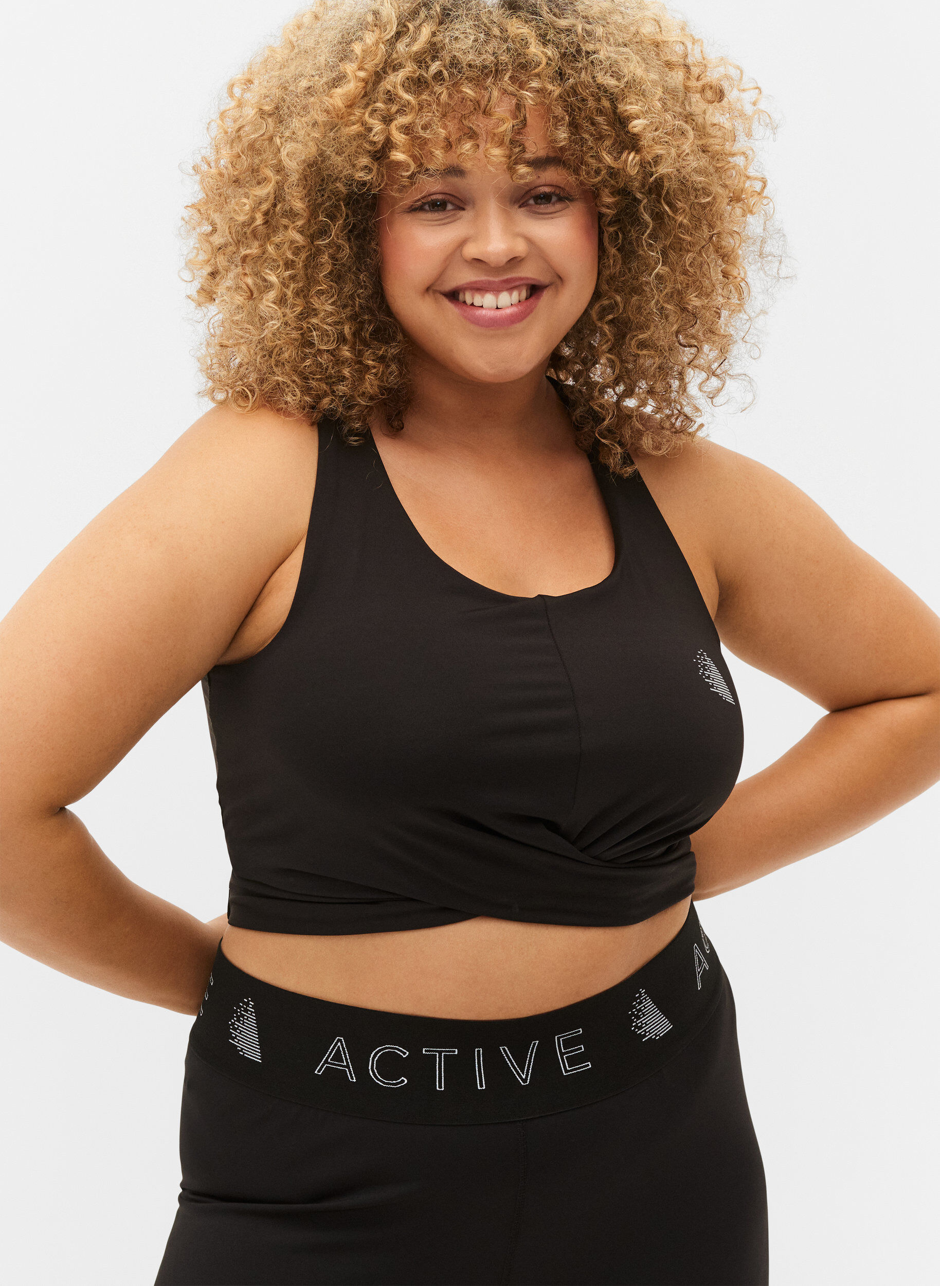 Zizzi Soutien-gorge de sport avec d&eacute;tail crois&eacute;, Black, Model image number 0