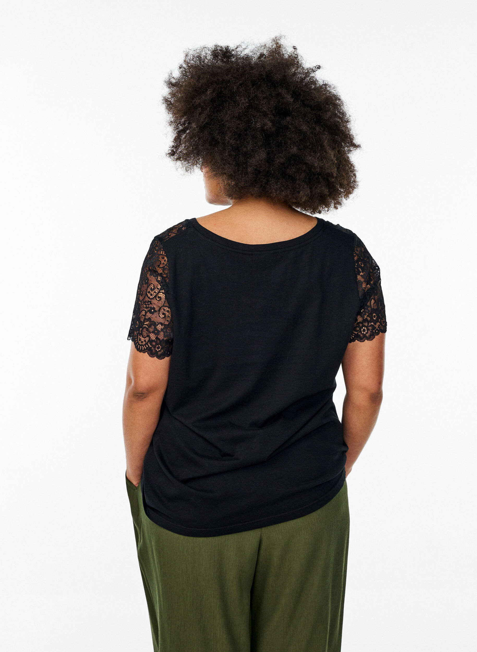 Zizzi T-shirt en coton avec manches courtes en dentelle, Noir, Model image number 2