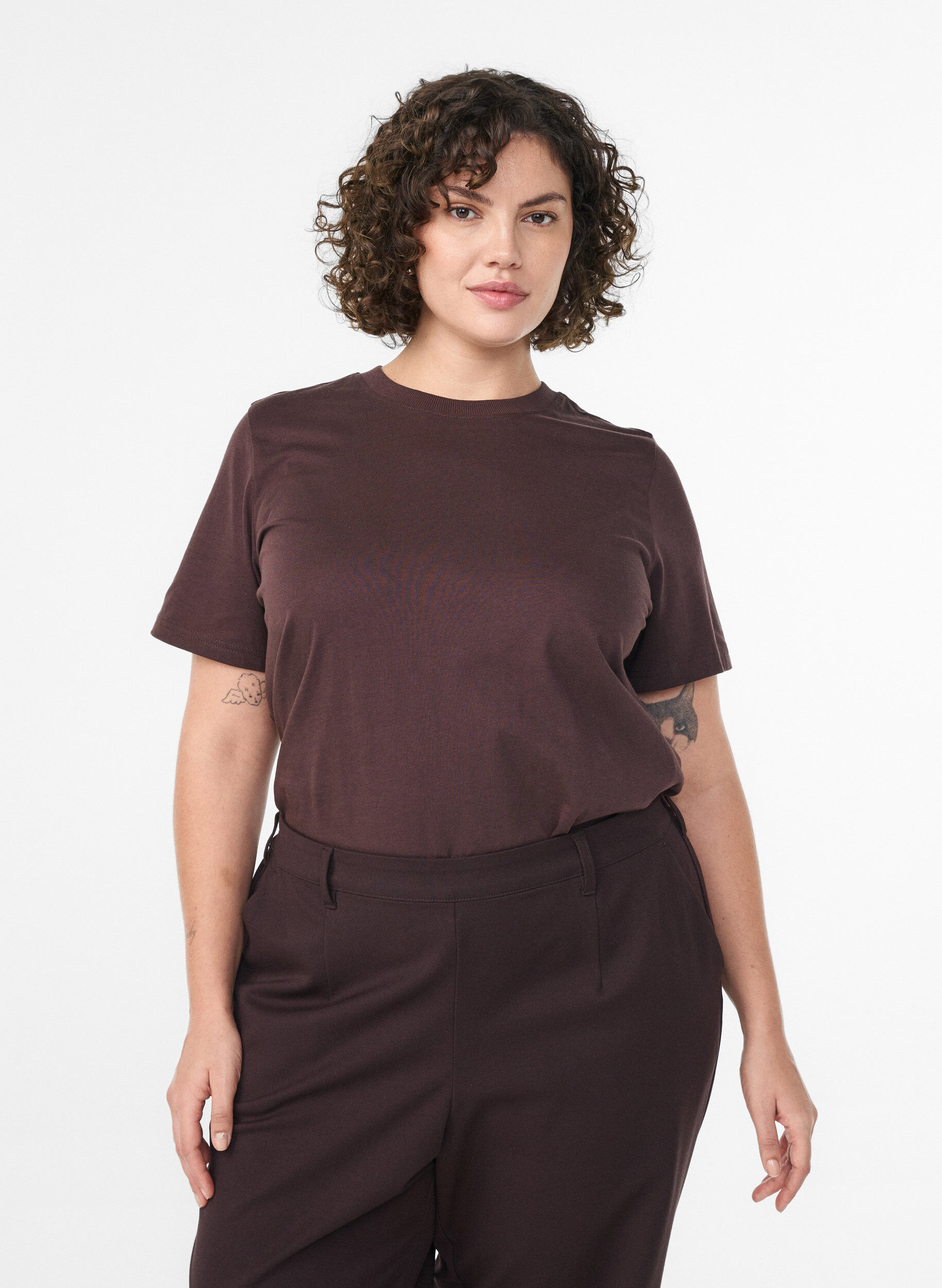 T-shirt basique en coton &agrave; col rond, Marron, Model