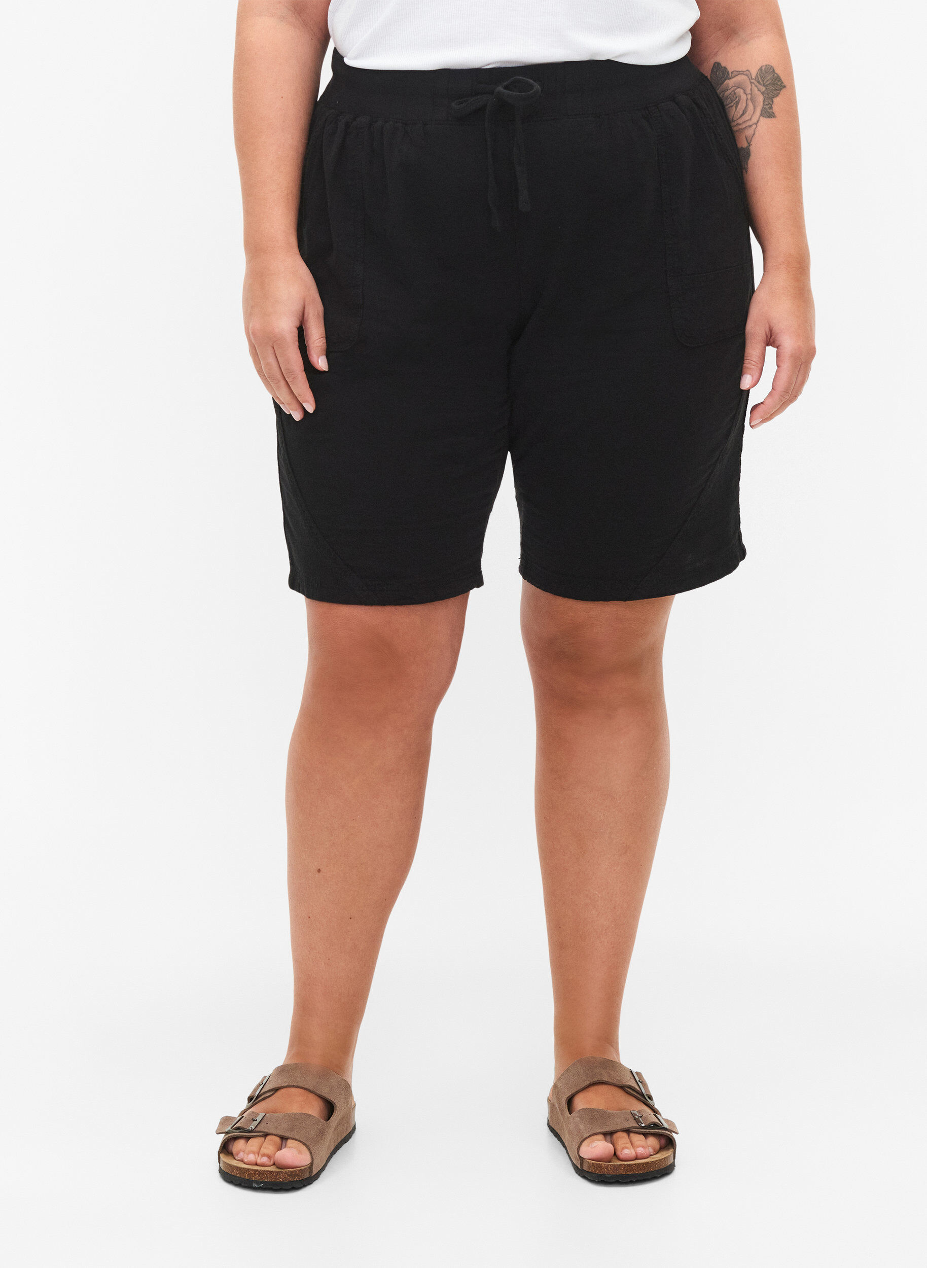 Zizzi Short en coton ample avec poches, Noir, Model image number 4