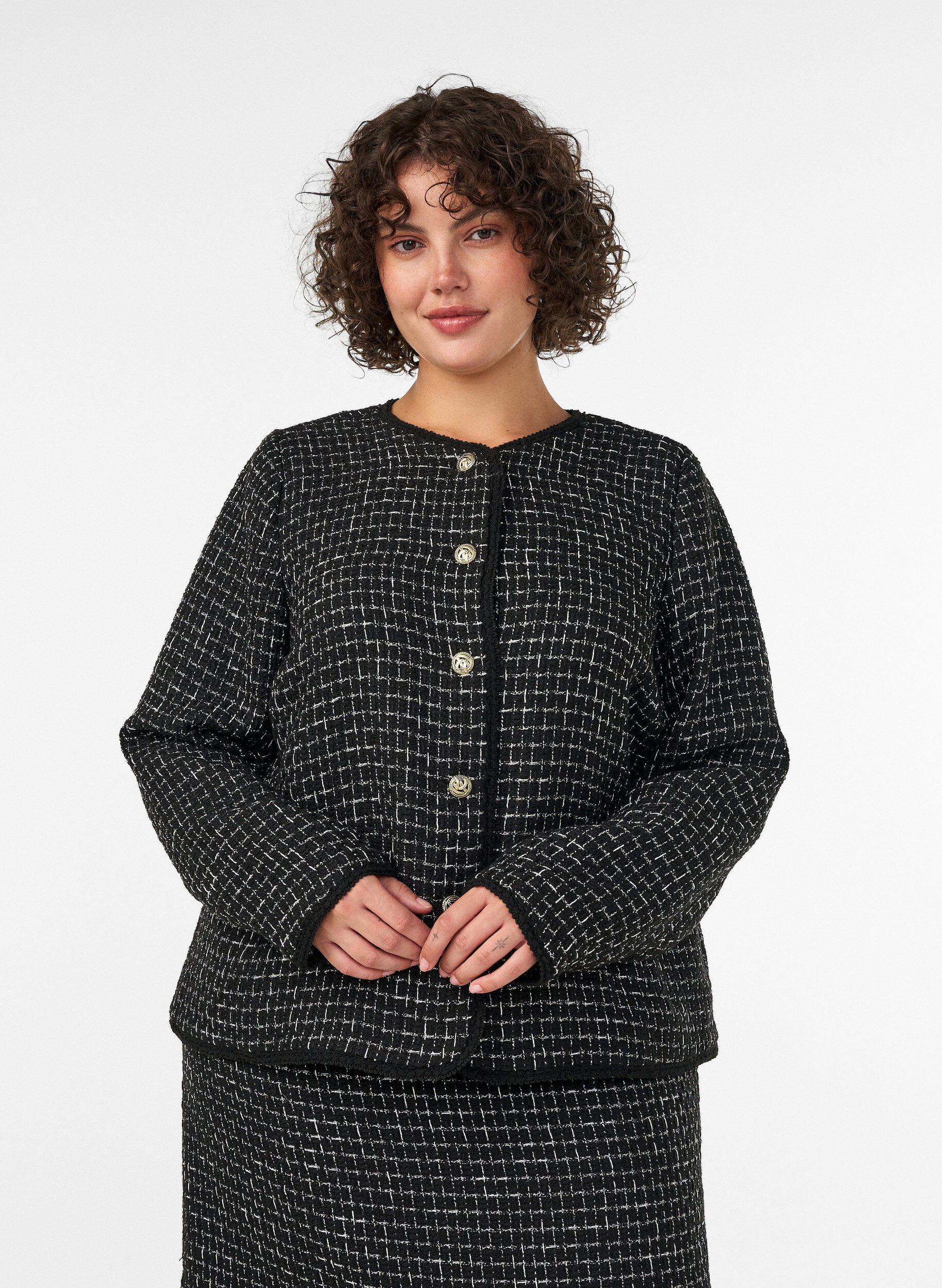 ZizziVeste en boucl&eacute; avec boutons dor&eacute;s, Noir, Model image number 0