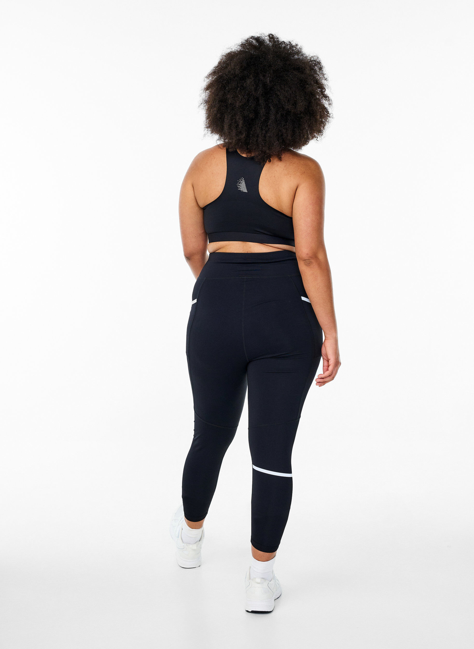Zizzi Leggings de course &agrave; compression l&eacute;g&egrave;re et poches lat&eacute;rales, Noir, Model image number 2