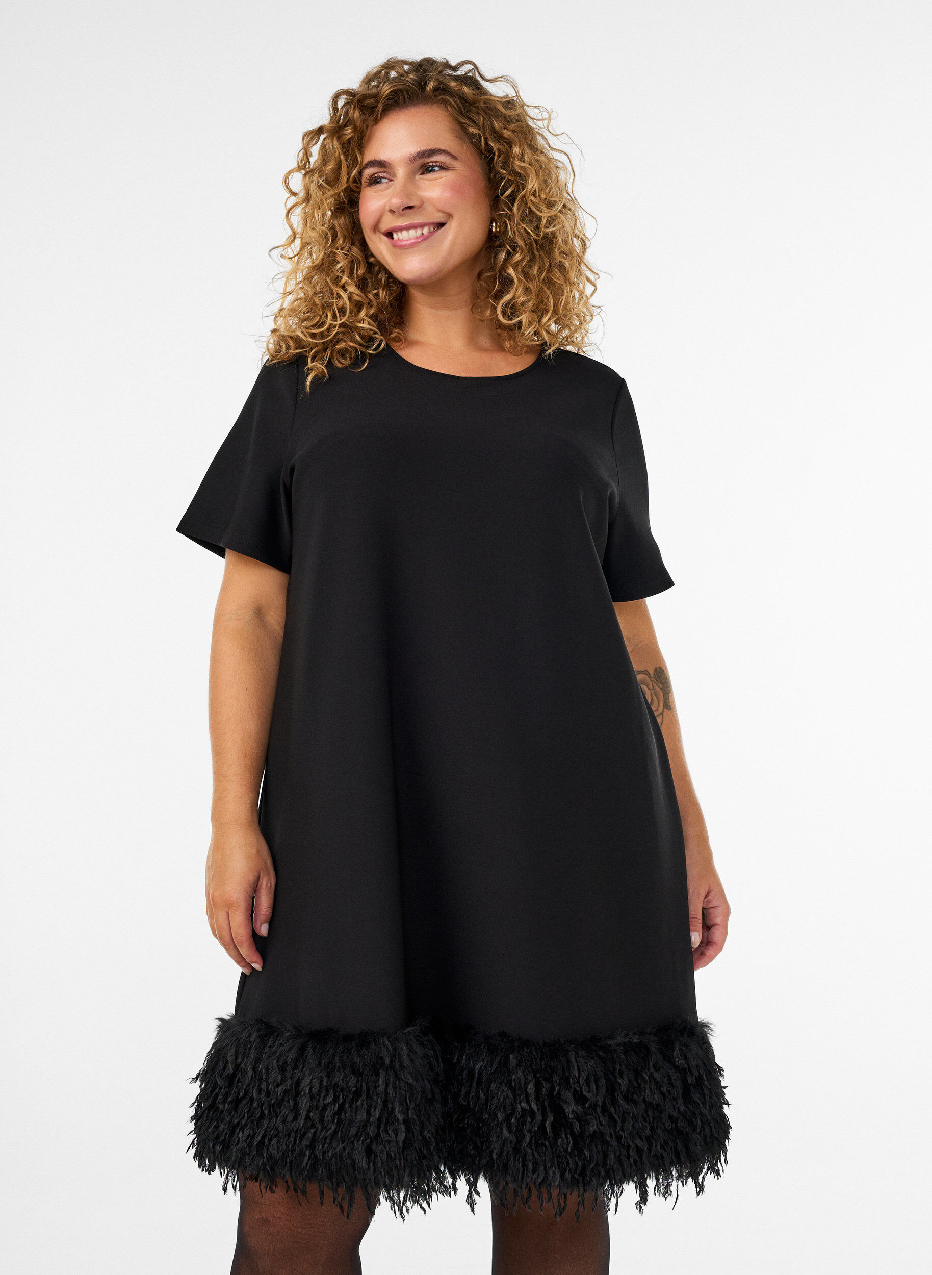 Robe courte en jersey avec finitions en plumes, Noir, Model