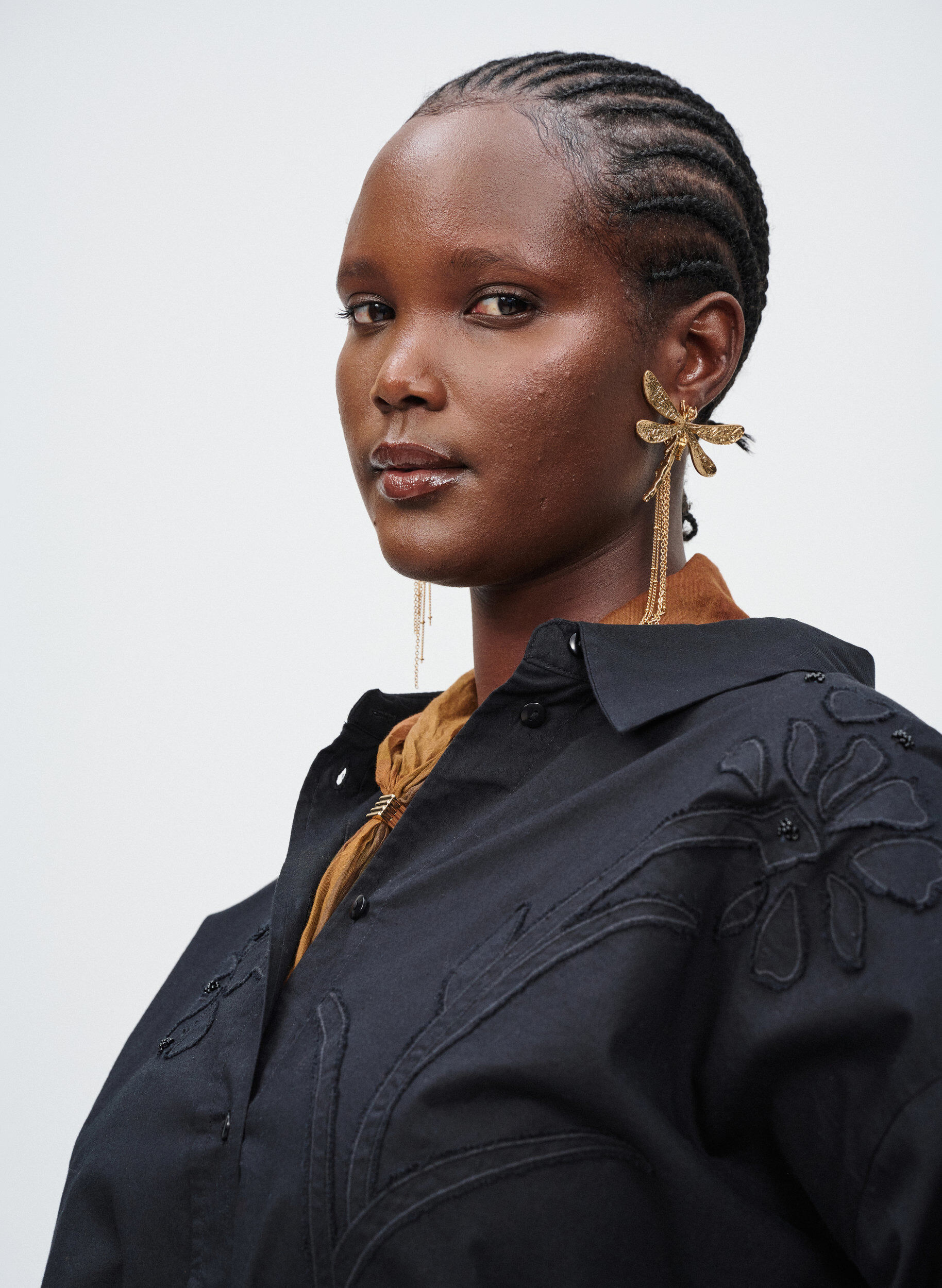 Zizzi Chemise en coton avec broderie florale ton sur ton, Noir, Image image number 0