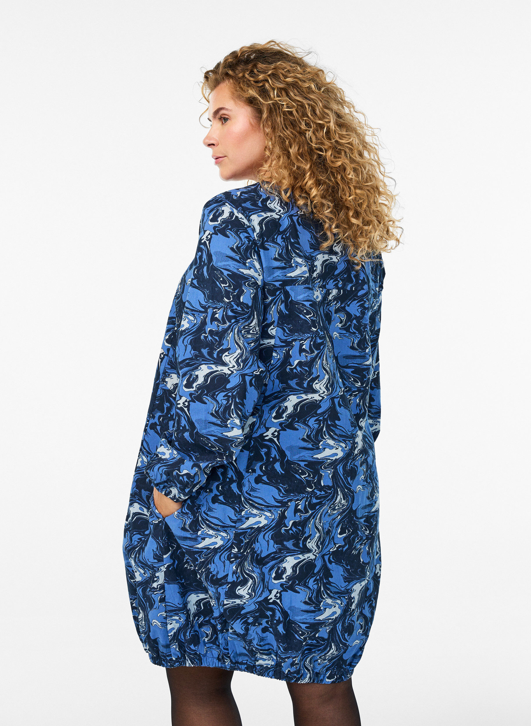 Zizzi Robe courte en coton avec un ourlet &eacute;lastique et des manches longues, Bleu, Model image number 2