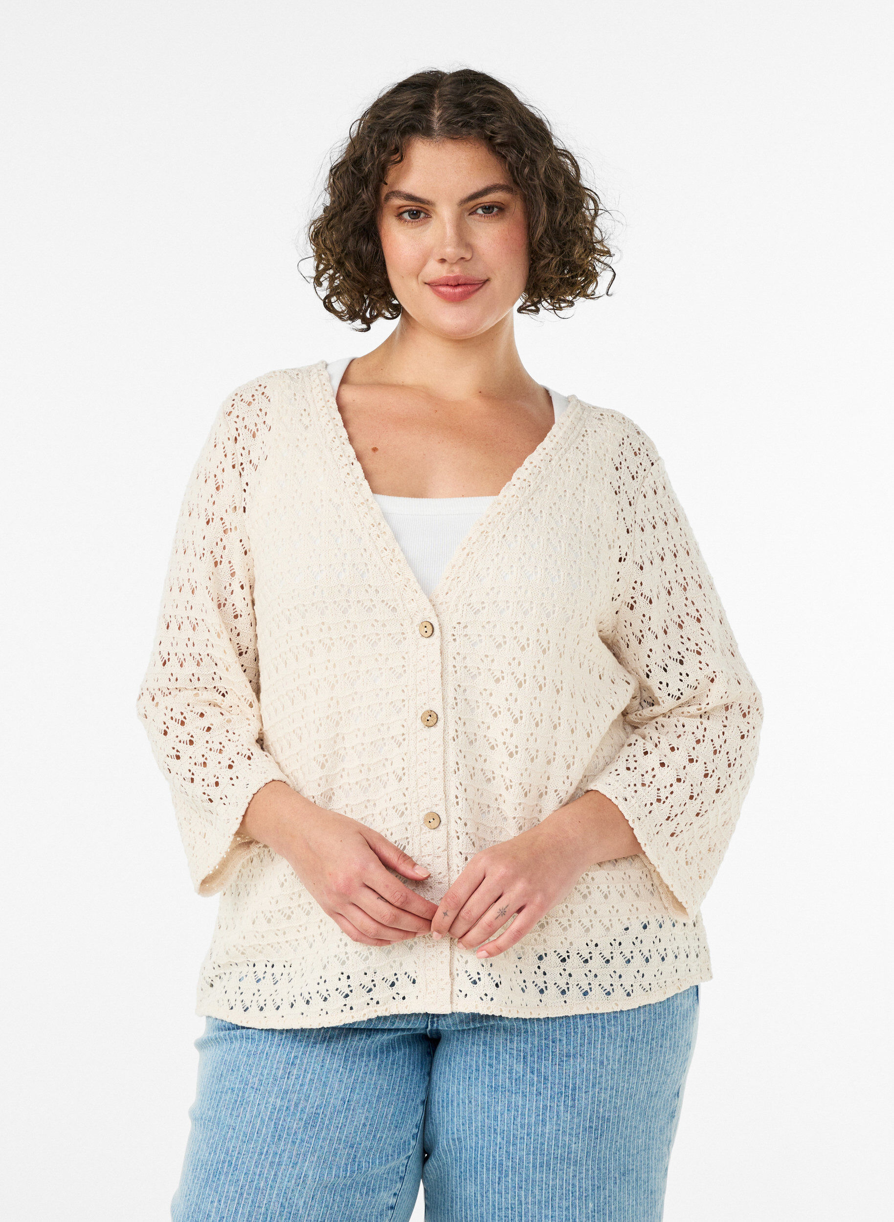 Cardigan en maille avec broderie ajour&eacute;e et col V, Beige, Model